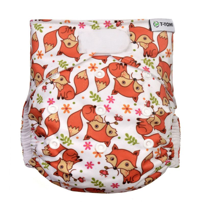 Windel mit Fuchs-Muster und Klettverschluss. Weiße Basis mit orangefarbenen Füchsen und bunten Blumen. Marke T-TOMI.