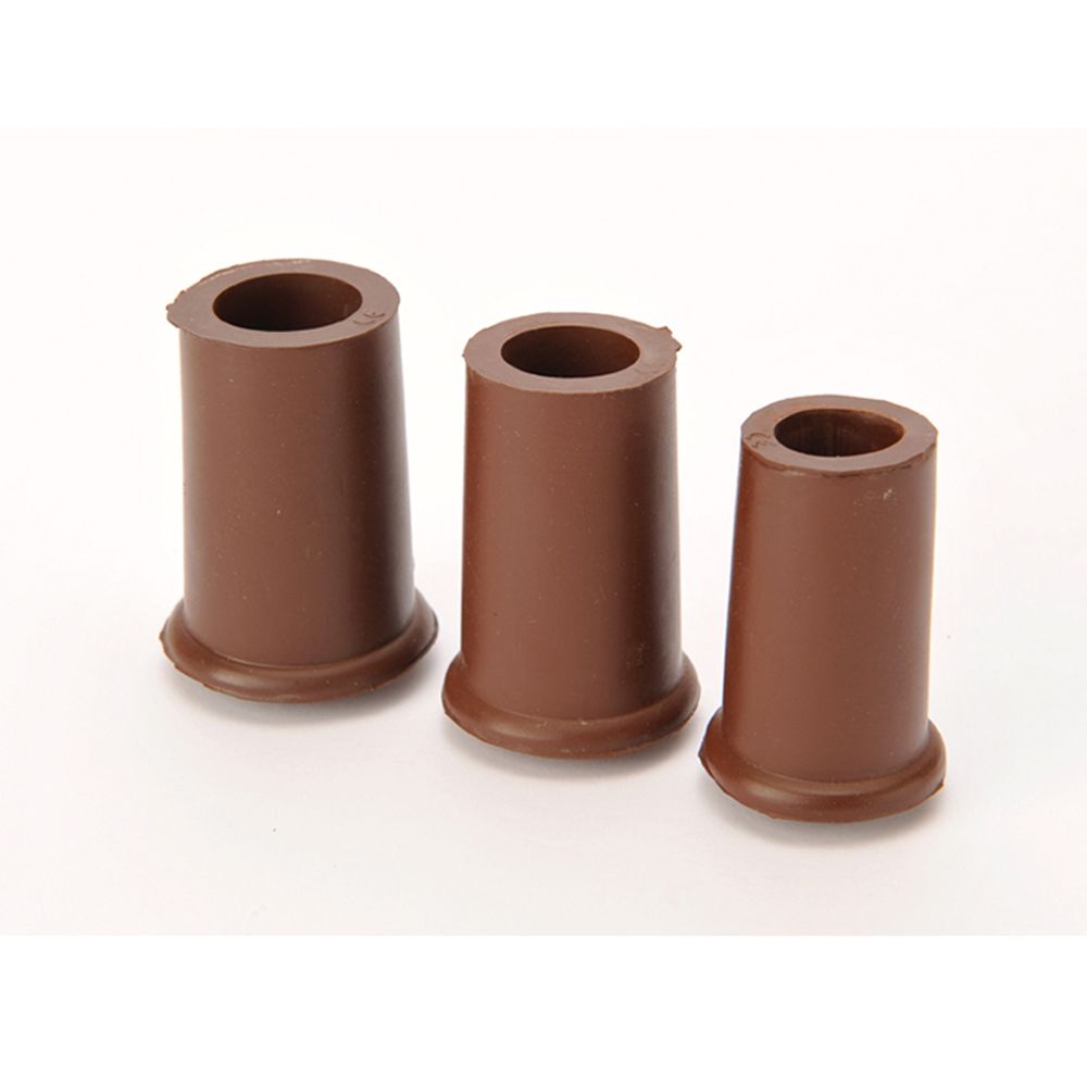 Drei braune Gummipuffer. Zylindrische Form mit breitem Fuß und Loch. Auf weißem Hintergrund.
