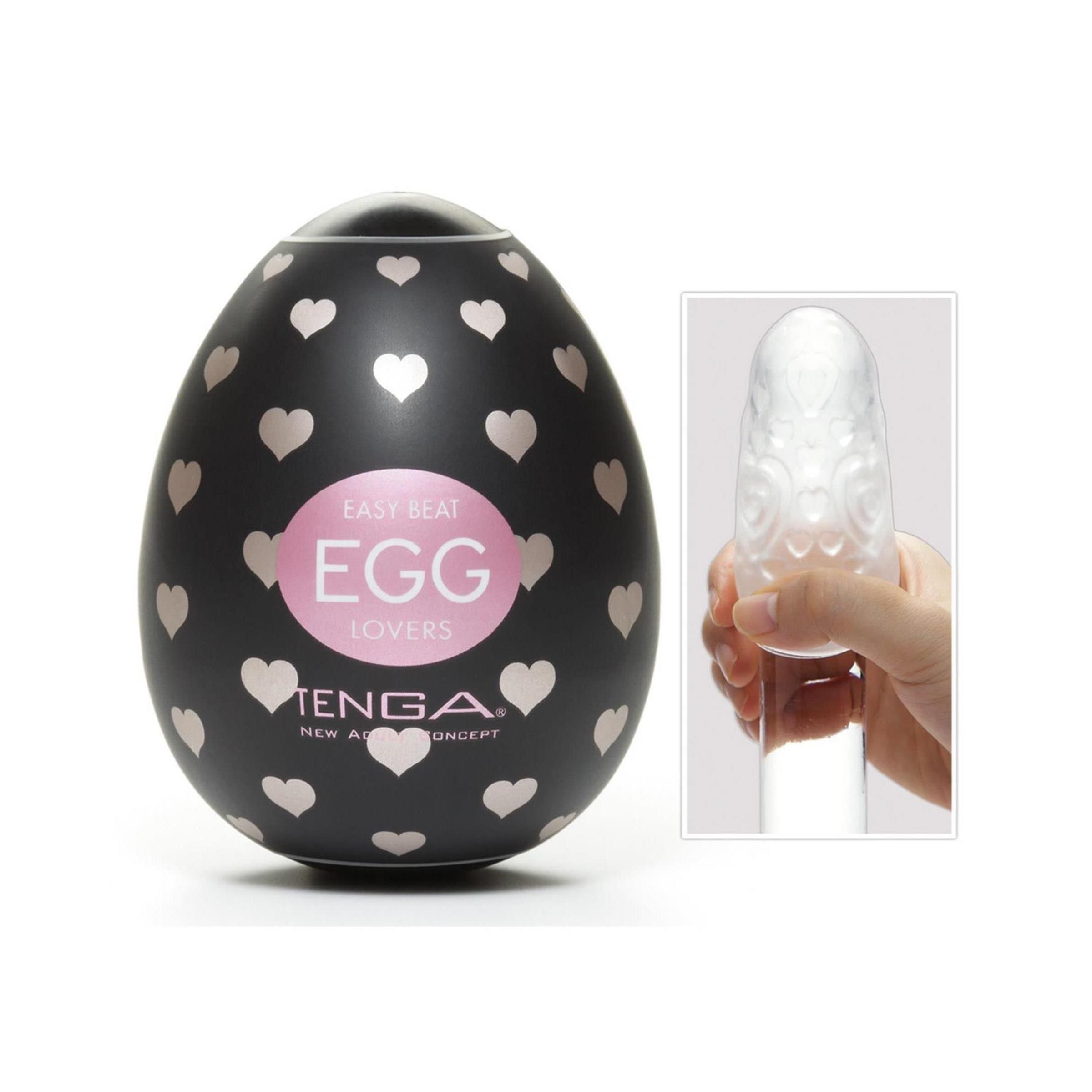 Schwarzes Ei mit weißen Herzen. Text: EASY BEAT, EGG LOVERS, TENGA. Kleines Bild: Produkt in Anwendung.