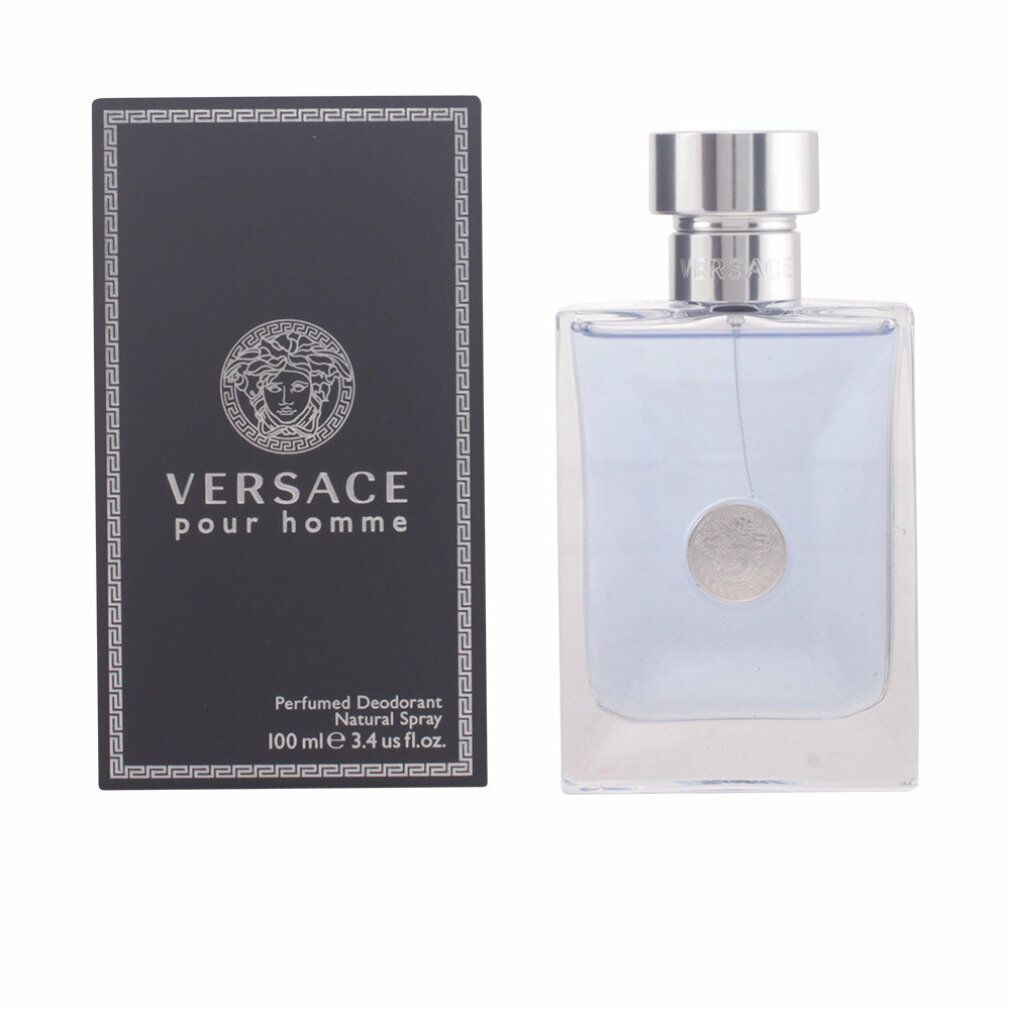 Versace Pour Homme Deo Spray. Rechteckige Flasche mit silbernem Verschluss und Medusa-Logo. Schwarze Verpackung mit Logo und Produktbezeichnung.