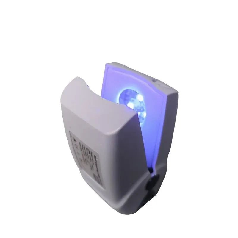 Kompaktes weißes Lasergerät mit blauer LED-Beleuchtung im Inneren.