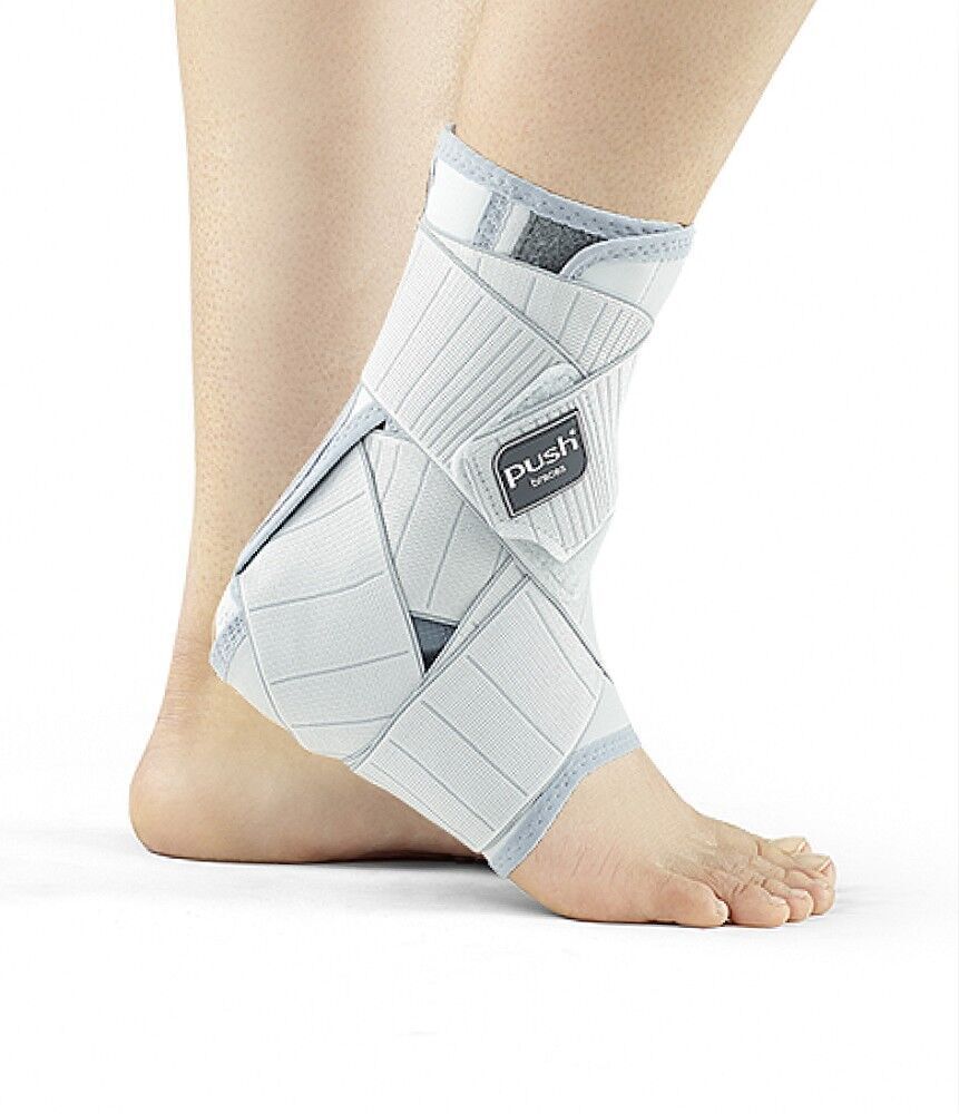 Knöchelbandage am Bein. Hellgrau mit Klettverschlüssen und dem Logo "push".