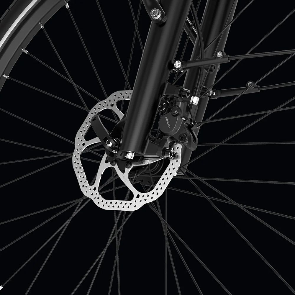 Fahrradgabel mit Bremsscheibe. Schwarze Gabel, silberne Scheibe mit Löchern. Schwarzer Hintergrund.