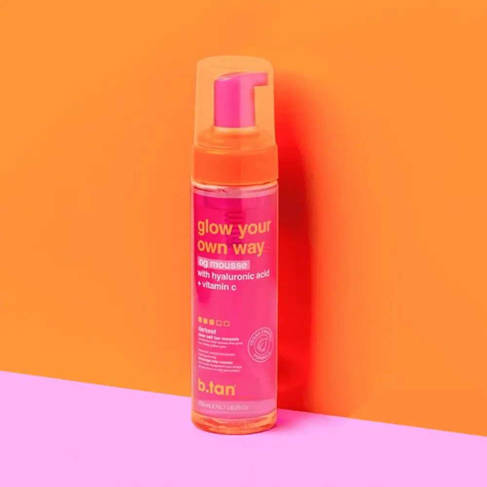 B.tan 10g Mousse mit Hyaluronsäure und Vitamin C in einer rosa Flasche mit Pumpspender.