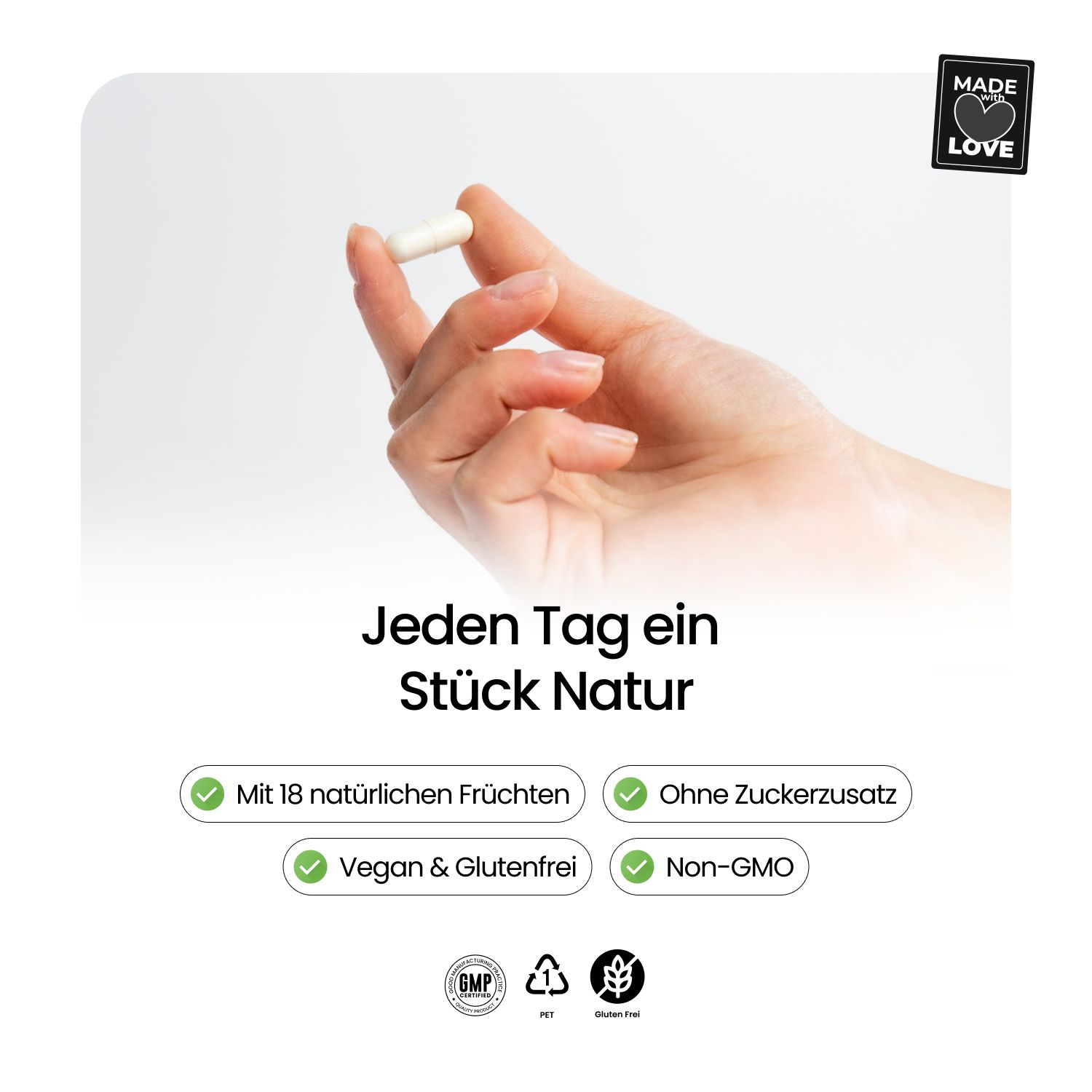 Hand hält eine Kapsel. Text: Jeden Tag ein Stück Natur. Text: Mit 18 natürlichen Früchten, ohne Zuckerzusatz, vegan & glutenfrei, Non-GMO.