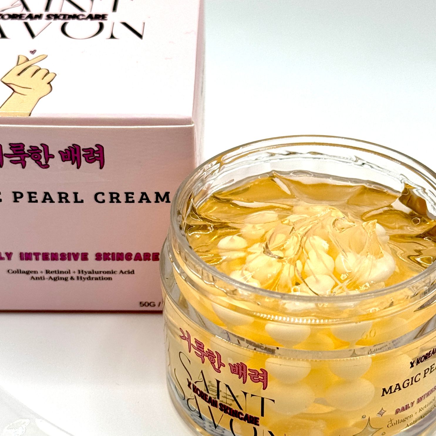Creme in Glas mit Deckel und Karton. Aufschrift: SAINT SAVON, MAGIC PEARL CREAM. Koreanische Hautpflege. Weiße Perlen in Creme.