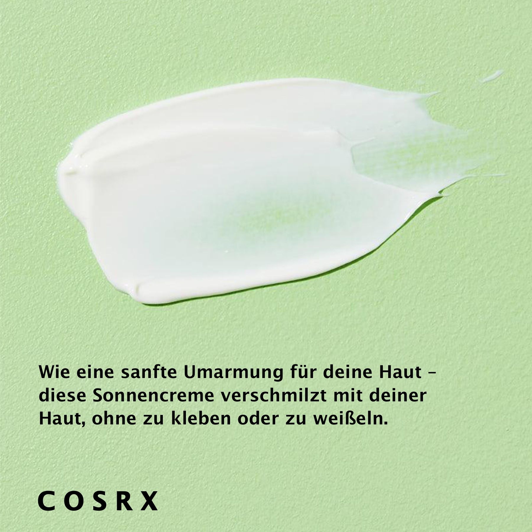 Klecks Sonnencreme auf grünem Grund. Text: Wie eine sanfte Umarmung für deine Haut. COSRX Logo.