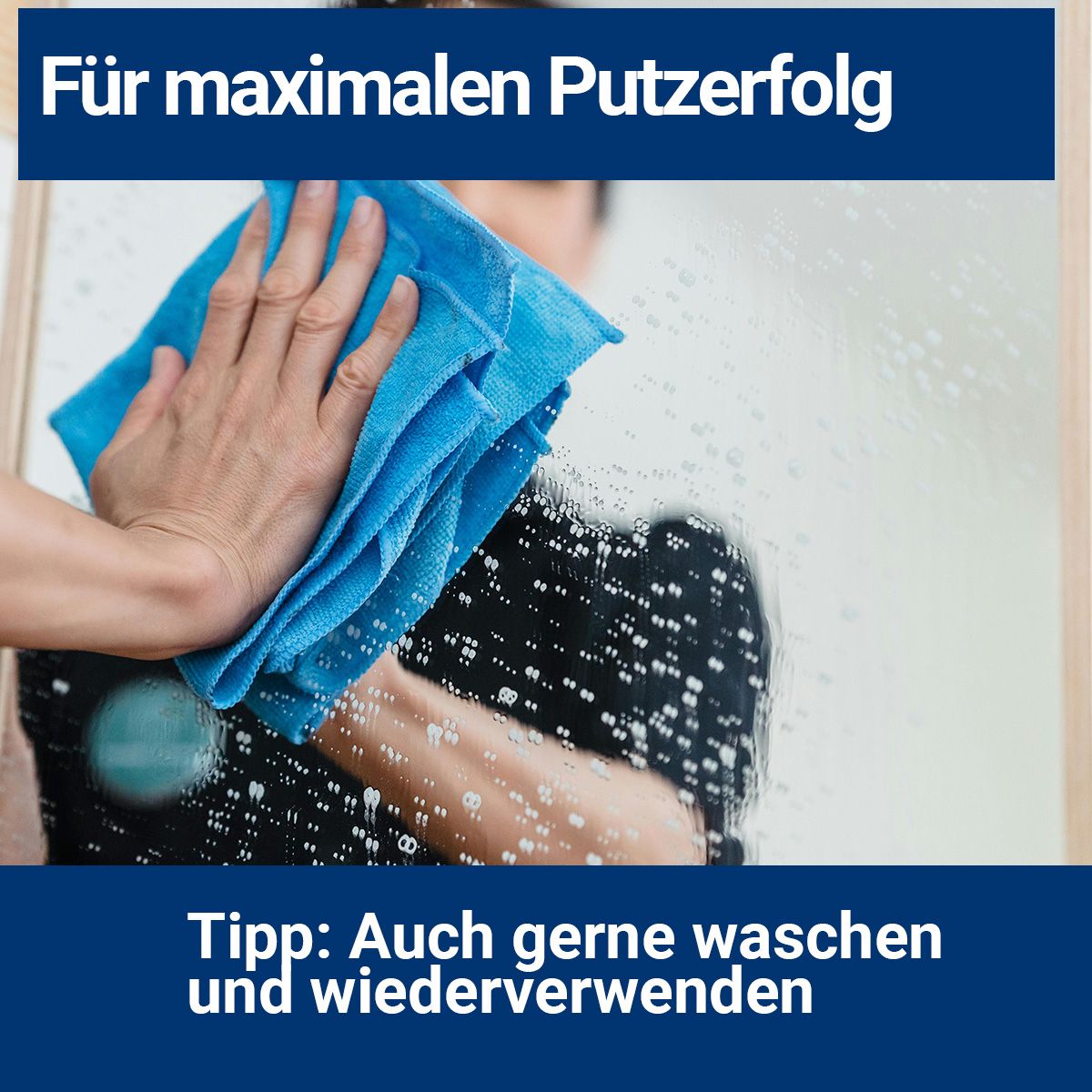 Person putzt Spiegel mit blauem Mikrofasertuch. Text: Für maximalen Putzerfolg. Tipp: Auch gerne waschen und wiederverwenden.