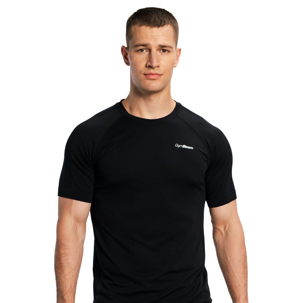 Mann im schwarzen Kurzarm-T-Shirt, Vorderansicht, mit Raglanärmeln und dezentem Logo.