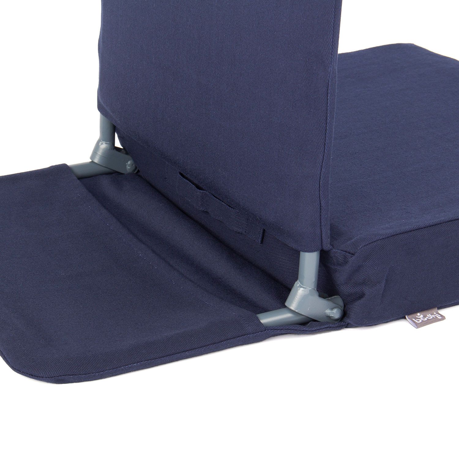 Detailansicht des blauen, zusammenklappbaren Bodenstuhls. Metallgestell und Stoffbezug sind sichtbar.