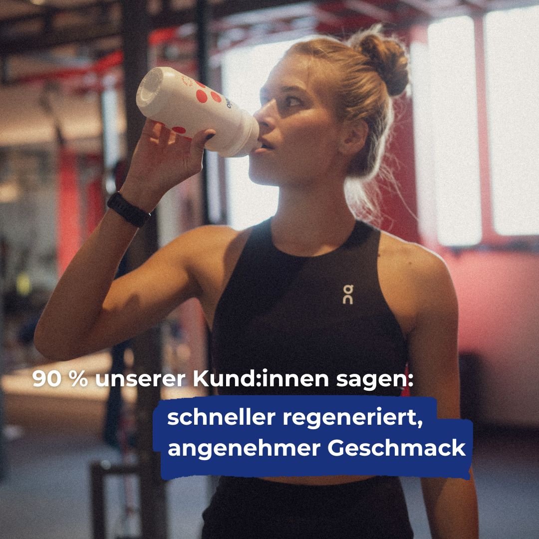 Frau trinkt aus einer weißen Flasche. Text: 90% unserer Kund:innen sagen: schneller regeneriert, angenehmer Geschmack.