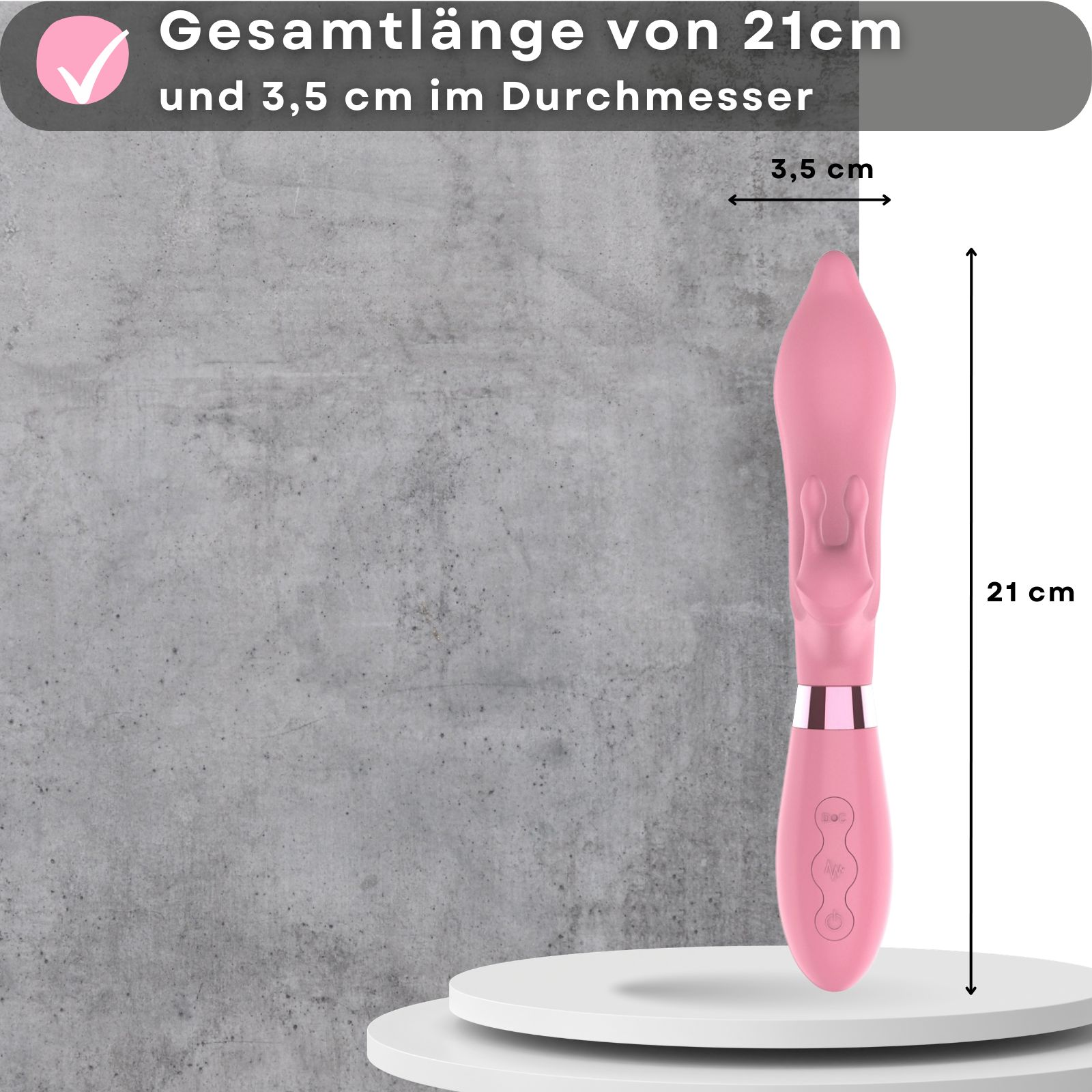Rosa Vibrator mit Hasenohren. Länge 21cm, Durchmesser 3,5cm. Auf Podest. Hintergrund grau. Maße angegeben.