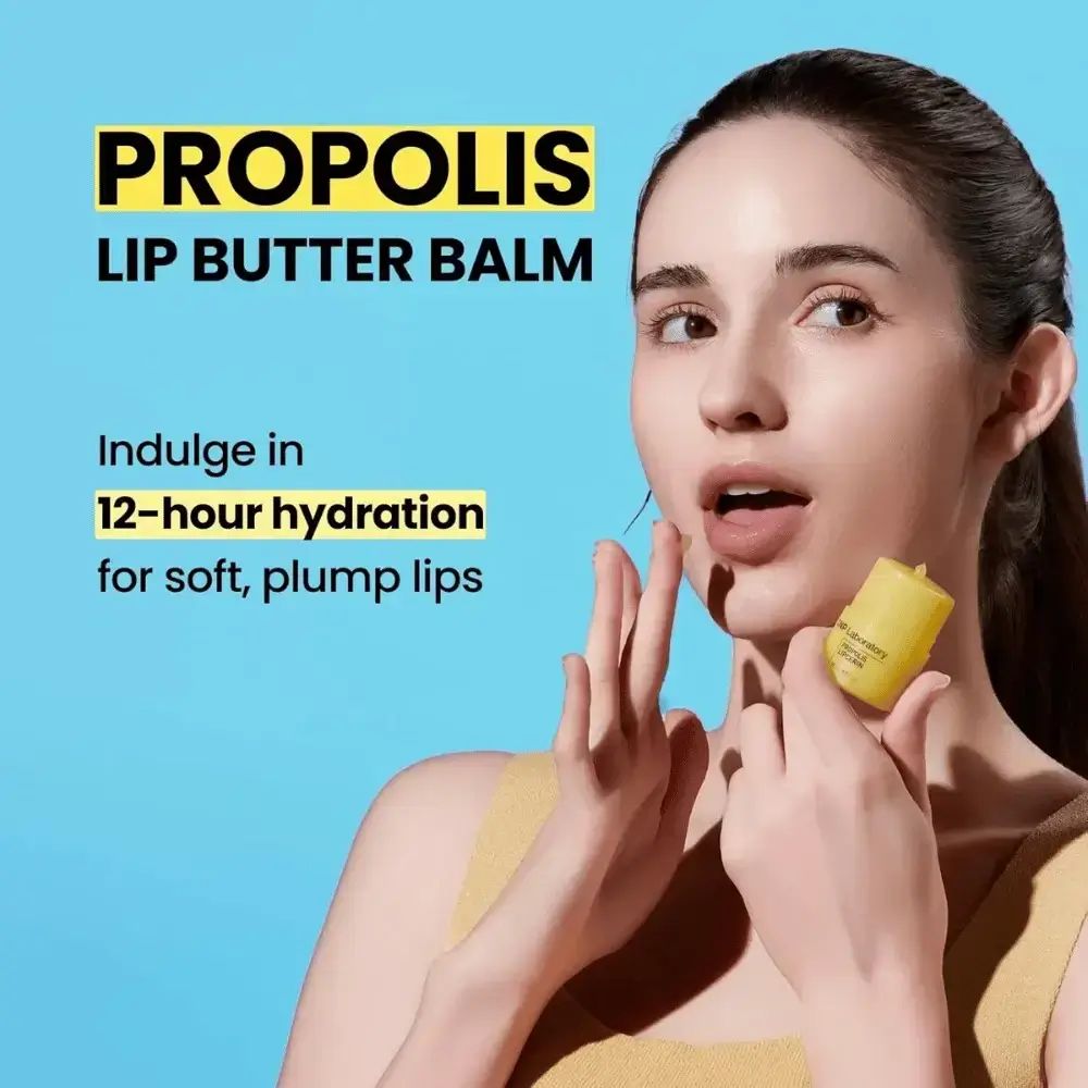 Frau hält gelbe CNP Lippenmaske. Text: PROPOLIS LIP BUTTER BALM, 12-Stunden-Hydratation.