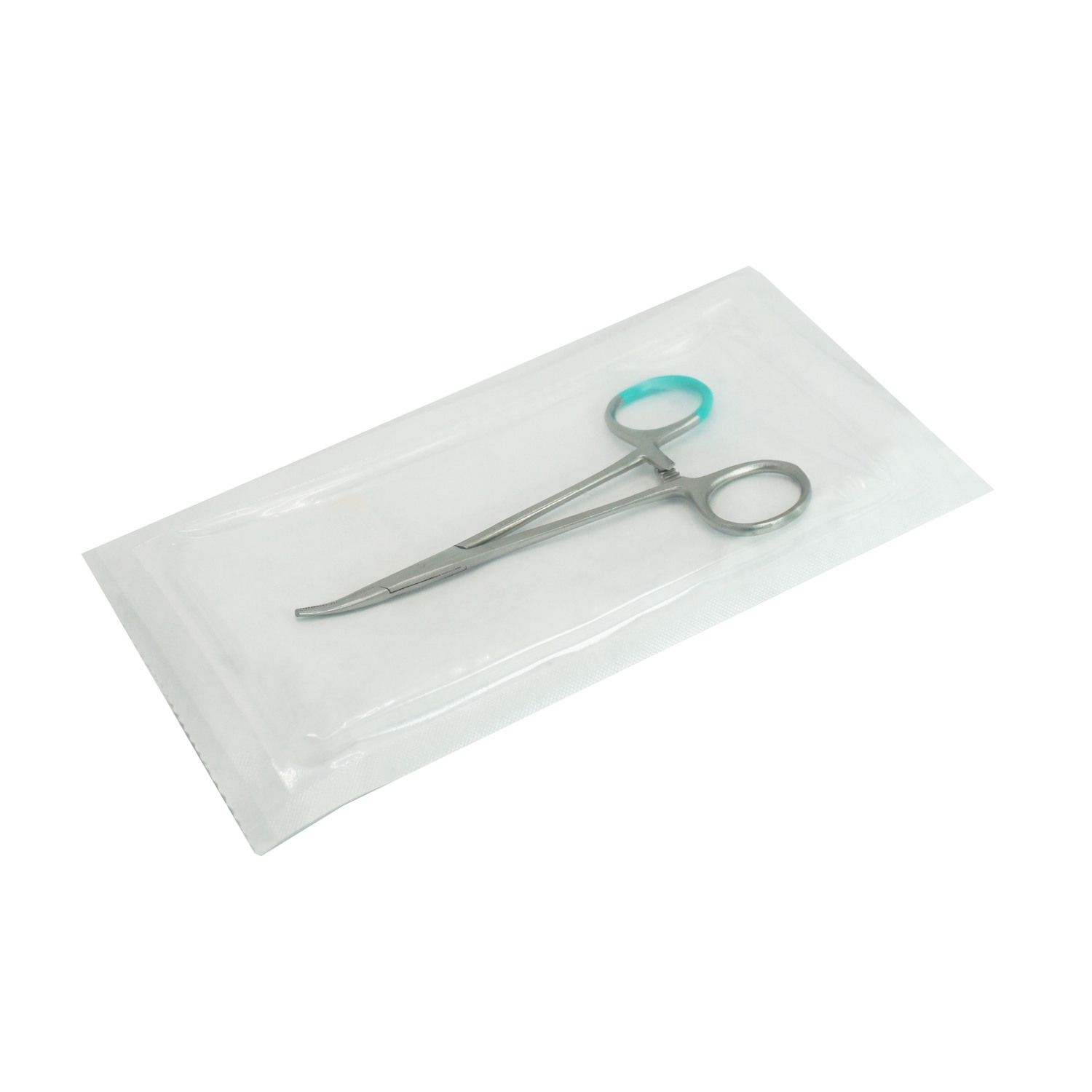 Chirurgische Klemme in steriler Verpackung. Metall, gebogen, mit grünen Griffringen. Liegt in einer transparenten Folie.