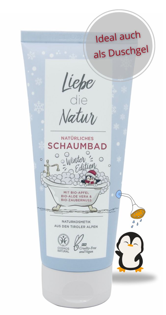 Blau-weiße Tube mit "Liebe die Natur" und "Natürliches Schaumbad Winter Edition". Illustration: Pinguin in Badewanne. Logos: Cosmos Natural, Cruelty-Free.
