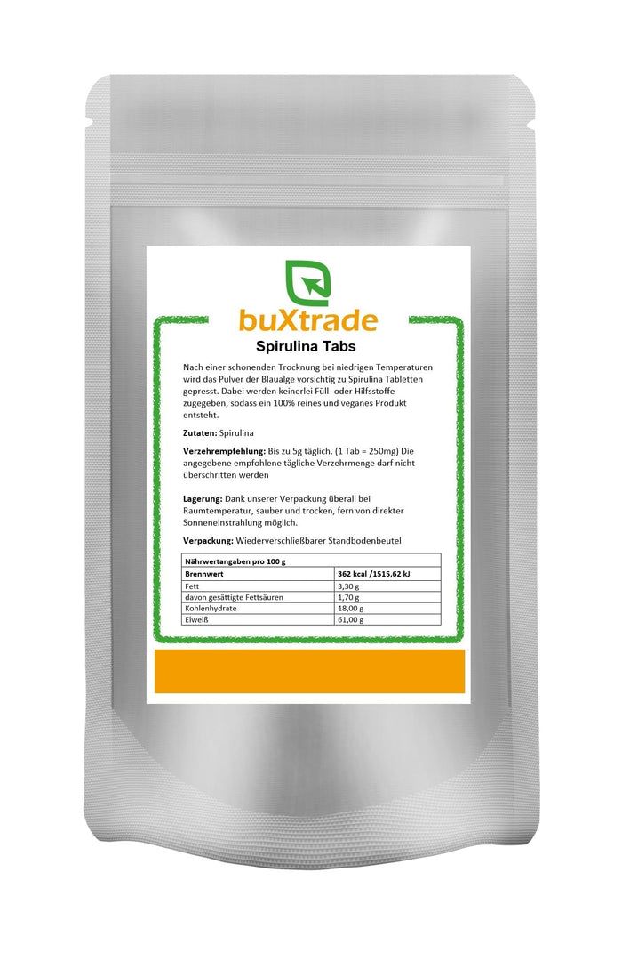 Beutel mit "buXtrade Spirulina Tabs" Aufdruck. Text in Grün und Orange. Wiederverschließbarer Standbodenbeutel.