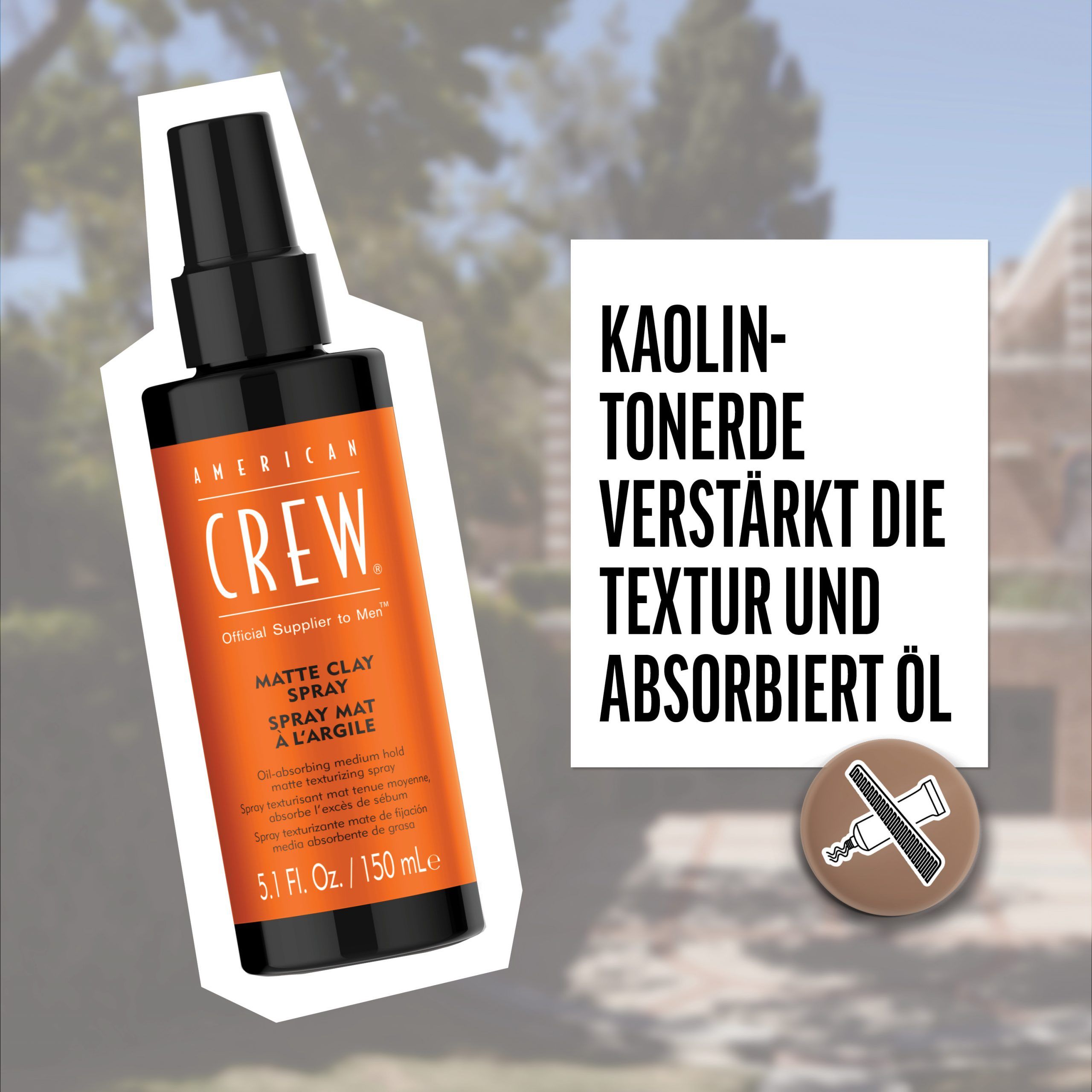 Flasche AMERICAN CREW MATTE CLAY SPRAY. Text: Kaolin-Tonerde verstärkt Textur und absorbiert Öl. Hintergrund: Gebäude.