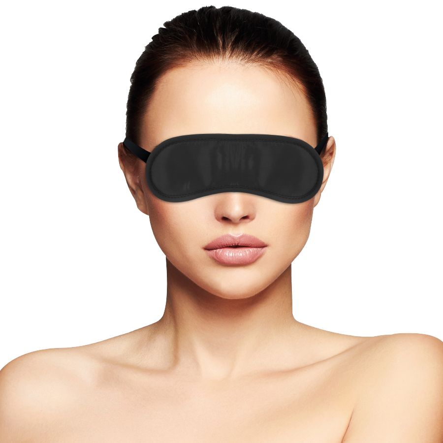 Frau mit schwarzer Augenmaske. Augenmaske bedeckt Augen. Maske aus Satin mit Gummiband.