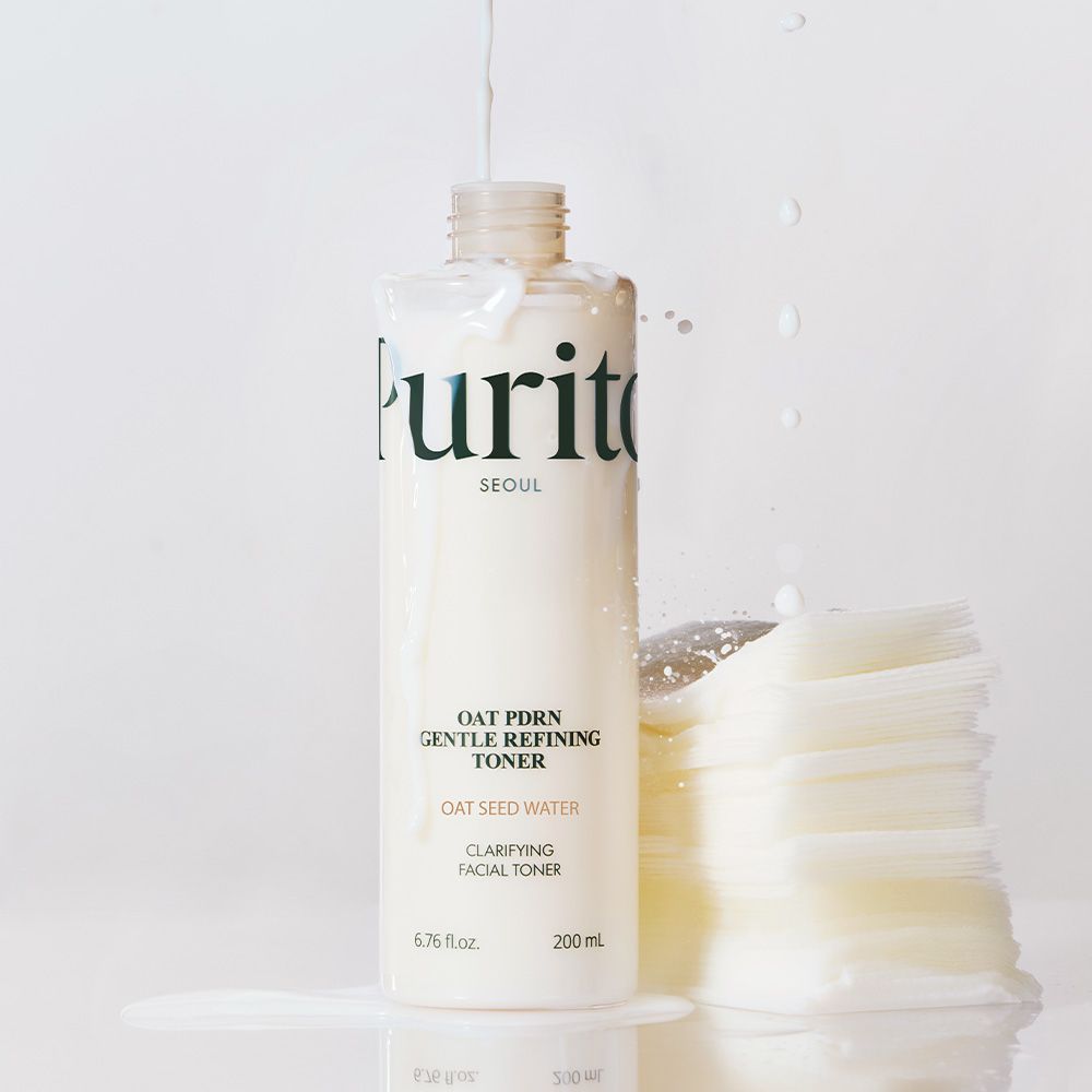 Purito-Flasche, umgeben von verschüttetem Toner und Wattepads.