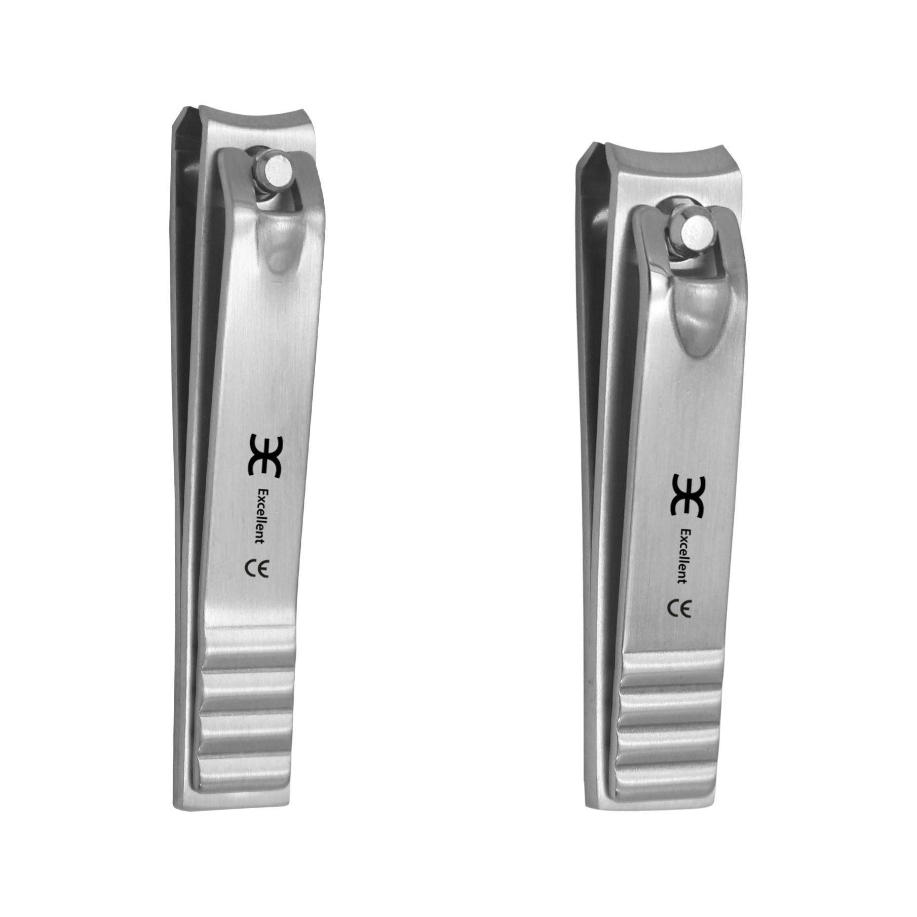 Zwei Metall-Nagelknipser. Geprägte Griffe, CE-Kennzeichnung, Marke Excellent. Auf weißem Hintergrund.