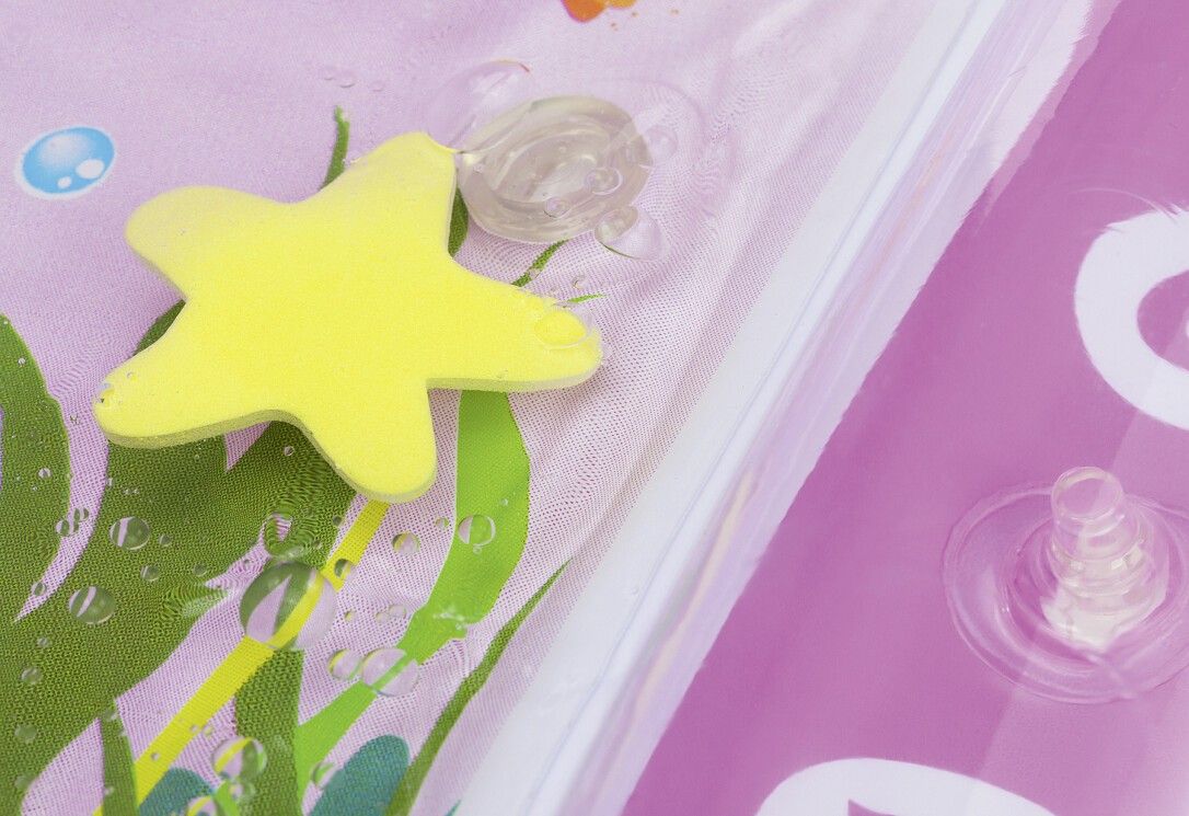 FILLIKID Spielmatte Wasser Ocean. Gelber Seestern und transparente Elemente auf pinkfarbener Matte mit Unterwassermotiv.