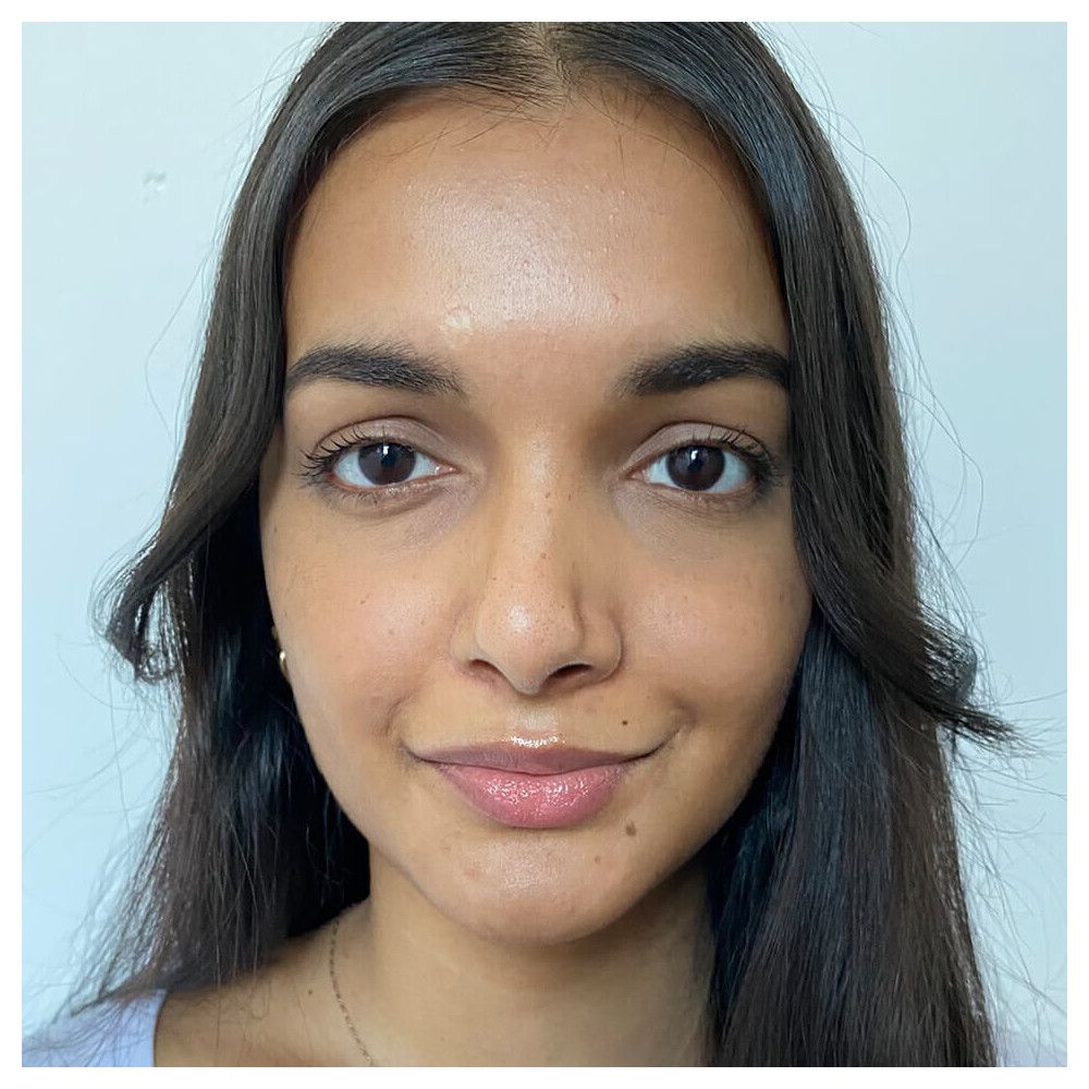 Porträt einer Frau mit dunklen Haaren. Natürliches Make-up, heller Teint. Blick in die Kamera.
