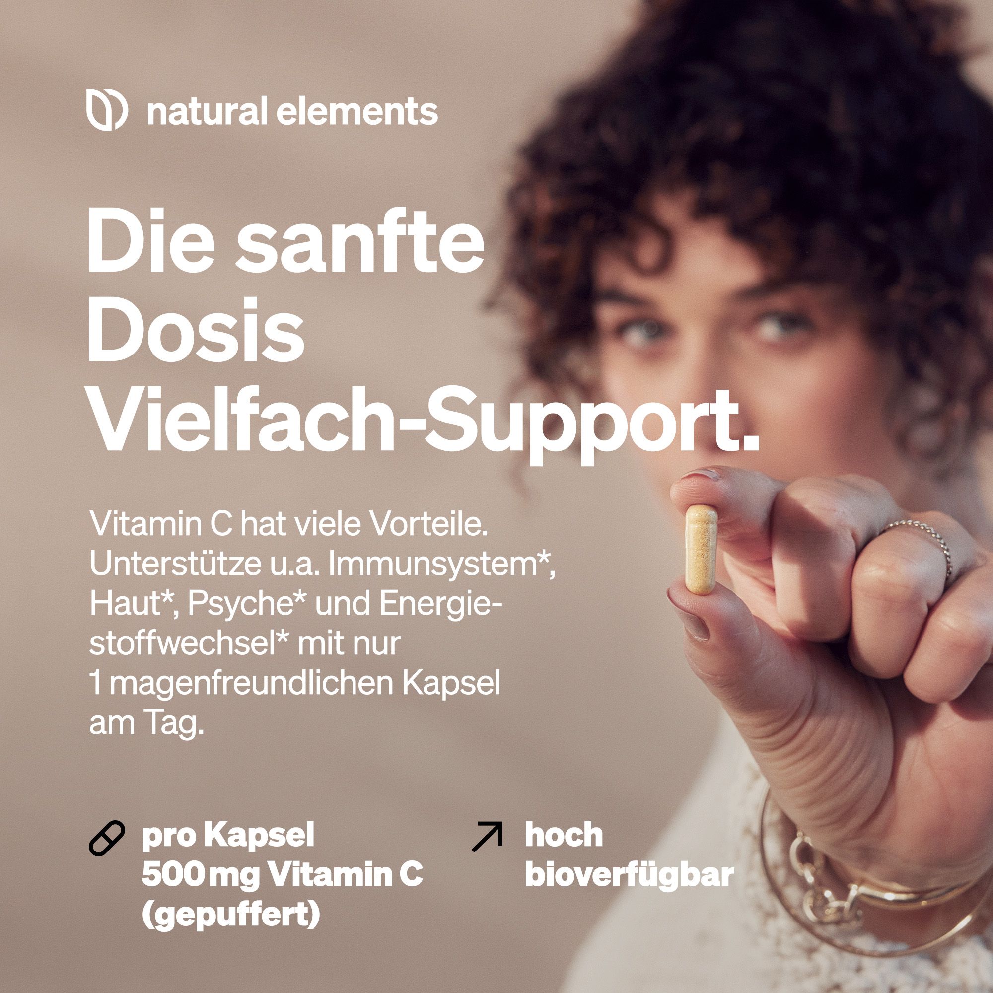 Frau hält Kapsel. Text: Vitamin C hat viele Vorteile. Pro Kapsel 500mg Vitamin C (gepuffert). Hoch bioverfügbar.
