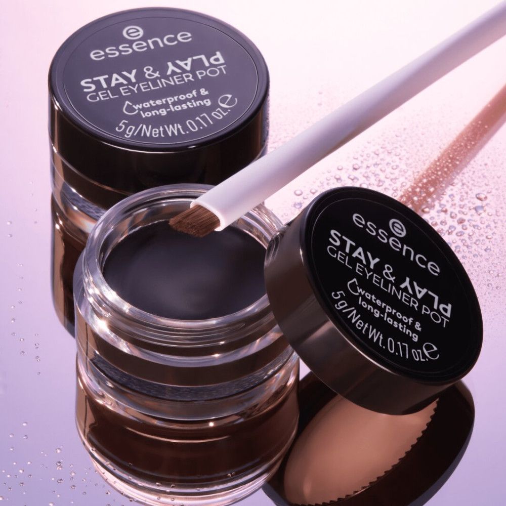 Zwei Eyeliner-Gel-Töpfe mit einem Pinsel. Auf den Deckeln steht "Essence Stay & Play Gel Eyeliner Pot".