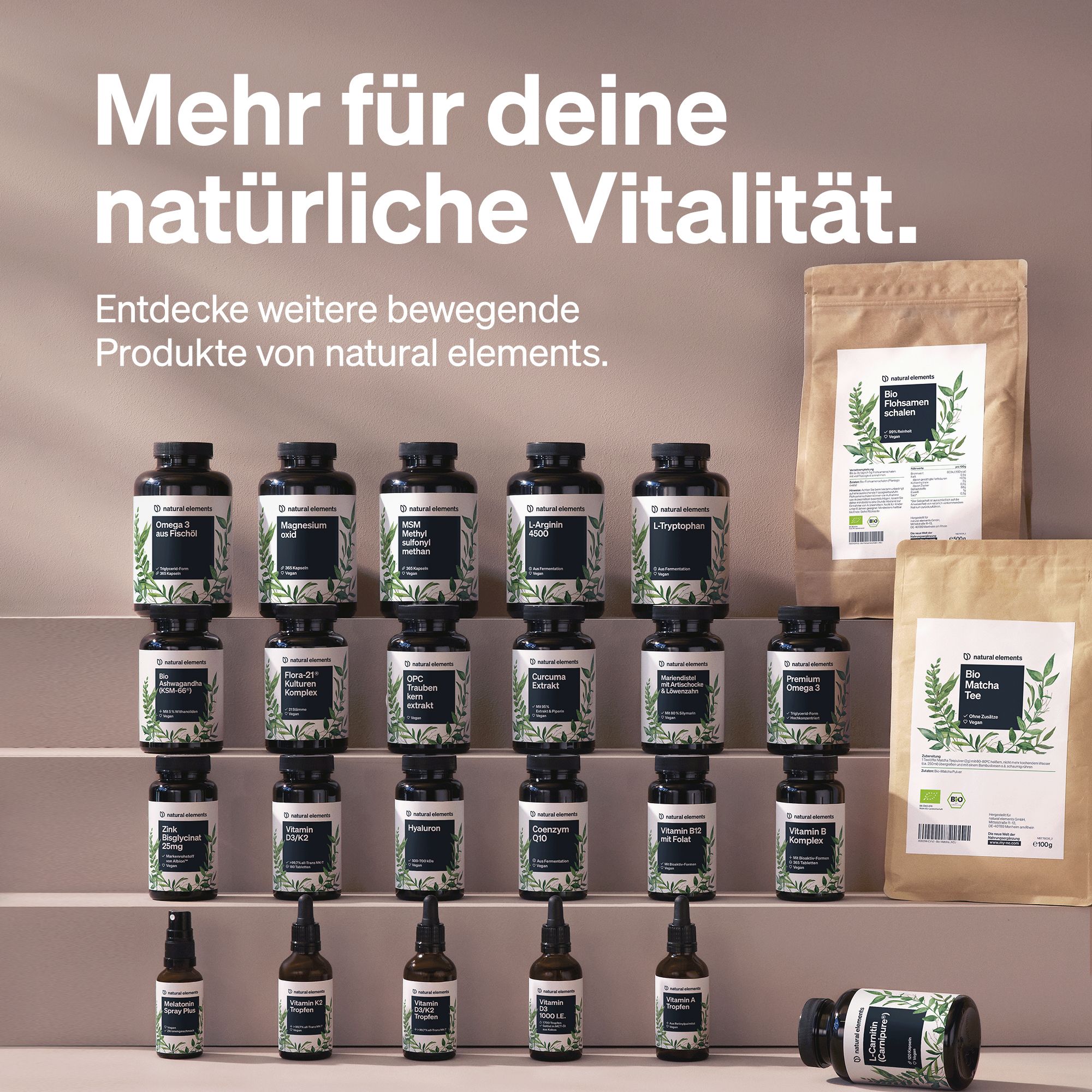 Regal mit verschiedenen "natural elements" Produkten. Flaschen und Beutel. Text: "Mehr für deine natürliche Vitalität."