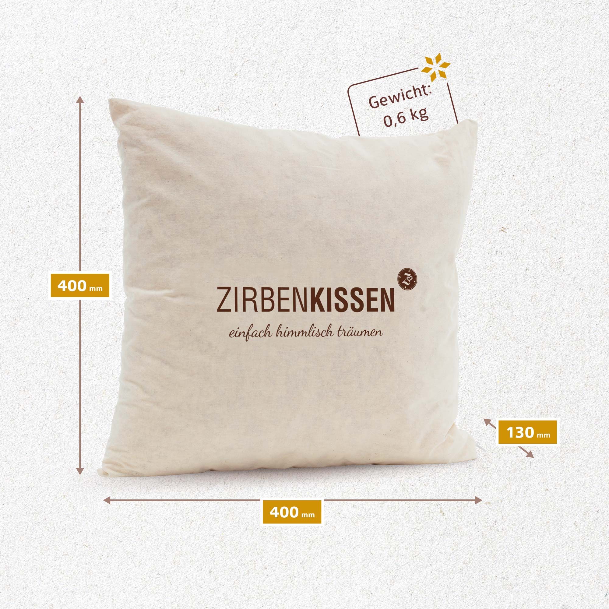 Beige Kissen mit Aufdruck ZirbenKissen. Text: einfach himmlisch träumen. Maße: 400x400x130 mm. Gewicht: 0,6 kg.