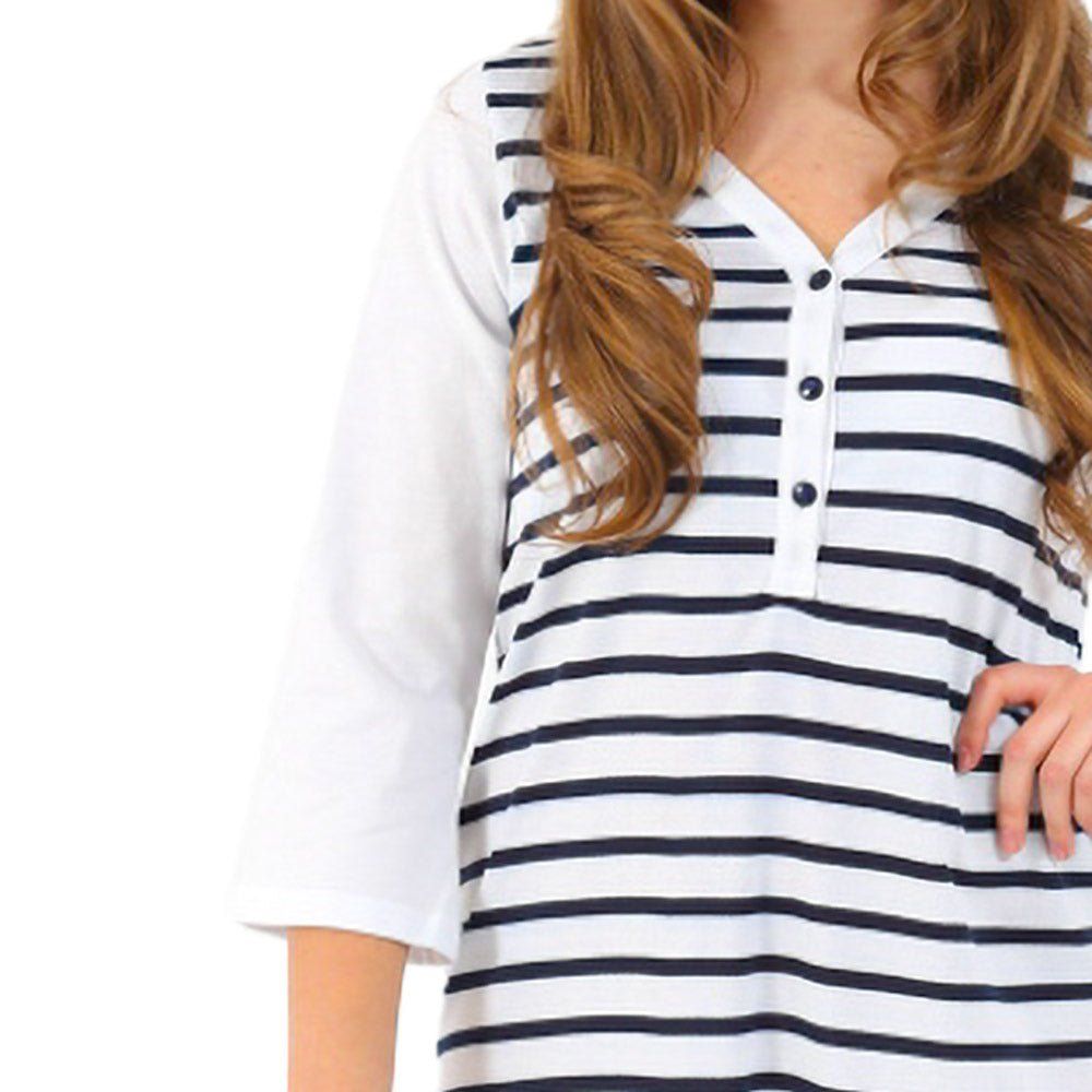 Nahaufnahme des weißen Nachthemdes mit blau-gestreiften Rockteil. V-Ausschnitt mit Knopfleiste. 3/4 Ärmel.