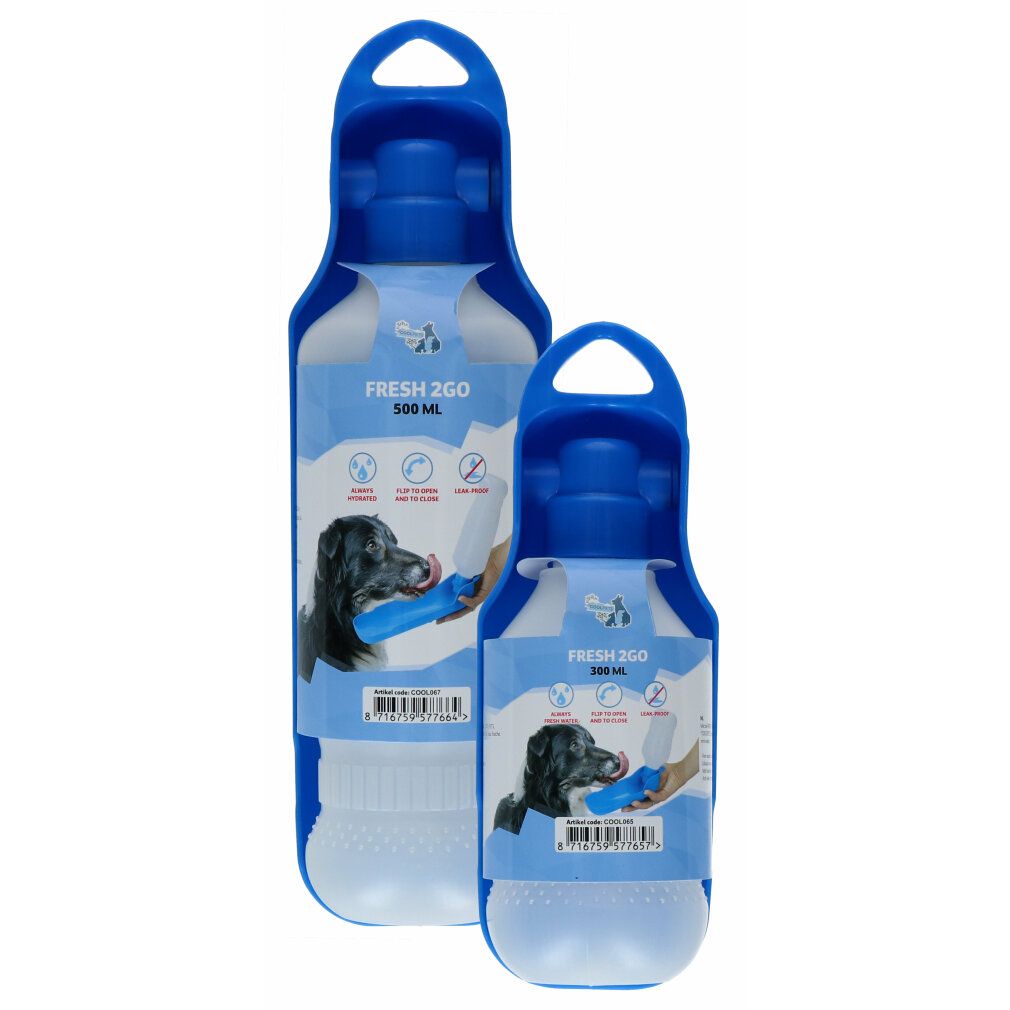 Zwei blaue Trinkflaschen mit weißem Behälter. Aufdruck: FRESH 2GO, 500 ml und 300 ml. Abbildung eines Hundes beim Trinken.