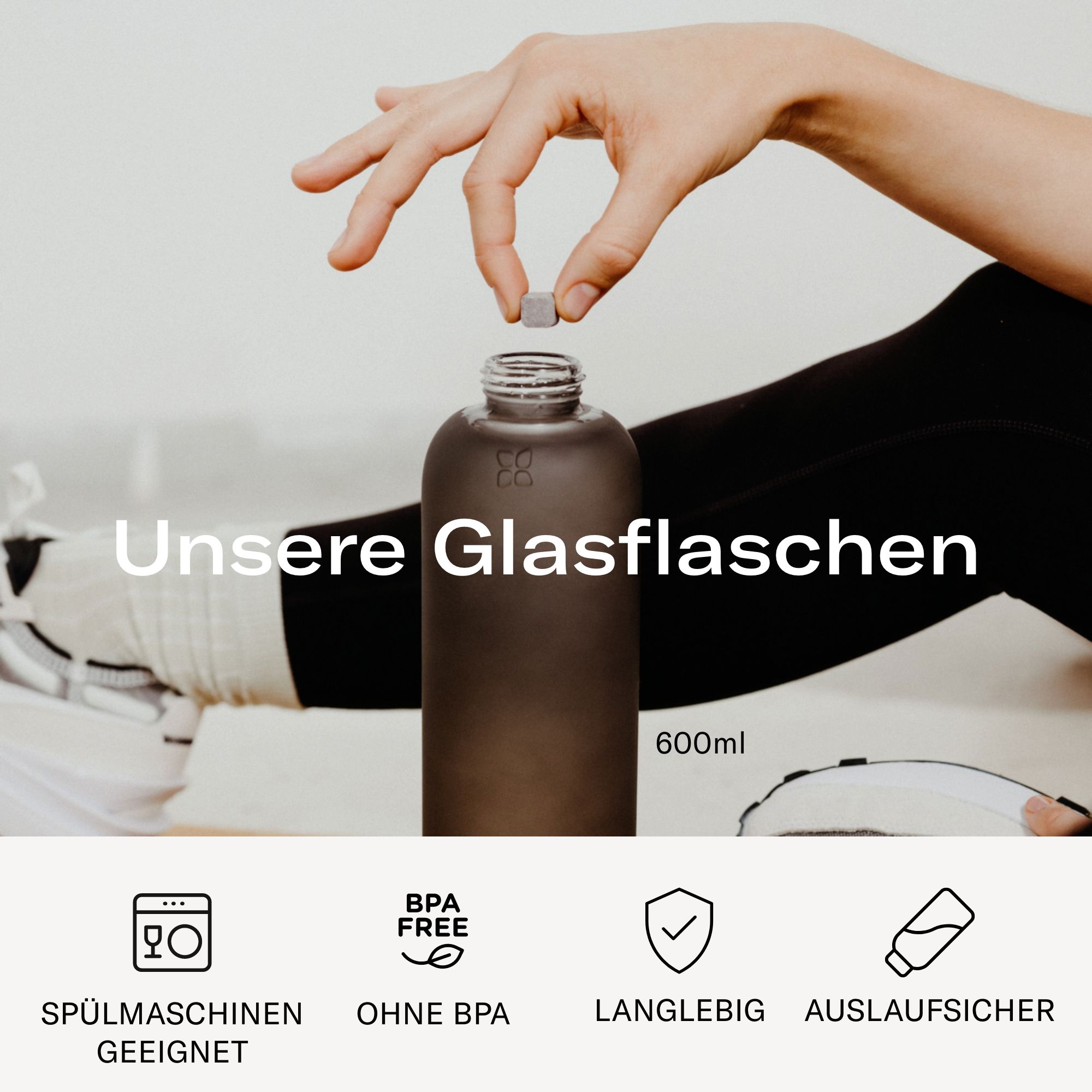 Braune Glasflasche mit Text: Unsere Glasflaschen, 600ml. Symbole: Spülmaschinen geeignet, BPA frei, langlebig, auslaufsicher.
