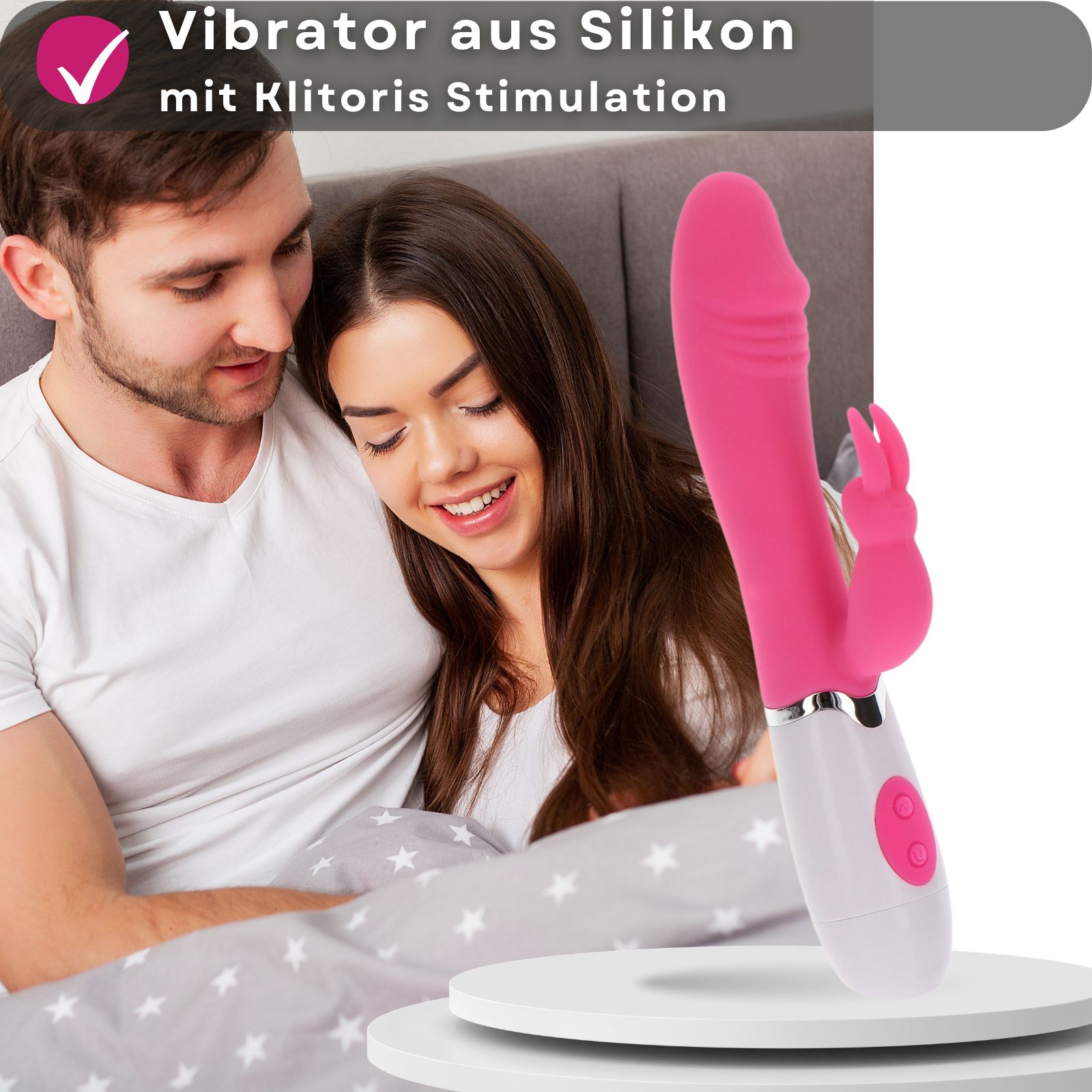 Rosa Vibrator mit Kaninchen-Design. Aus Silikon. Mit Klitoris Stimulation. Hintergrund: Paar. Produkt auf weißer Oberfläche.