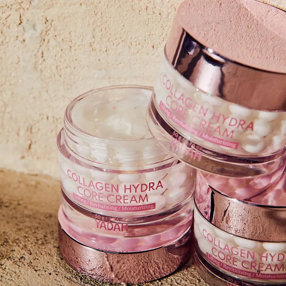 Drei Cremetiegel gestapelt. Aufschrift: Collagen Hydra Core Creme. Text: Lifting / Revitalizing / Moisturizing. Marke: YADAH.
