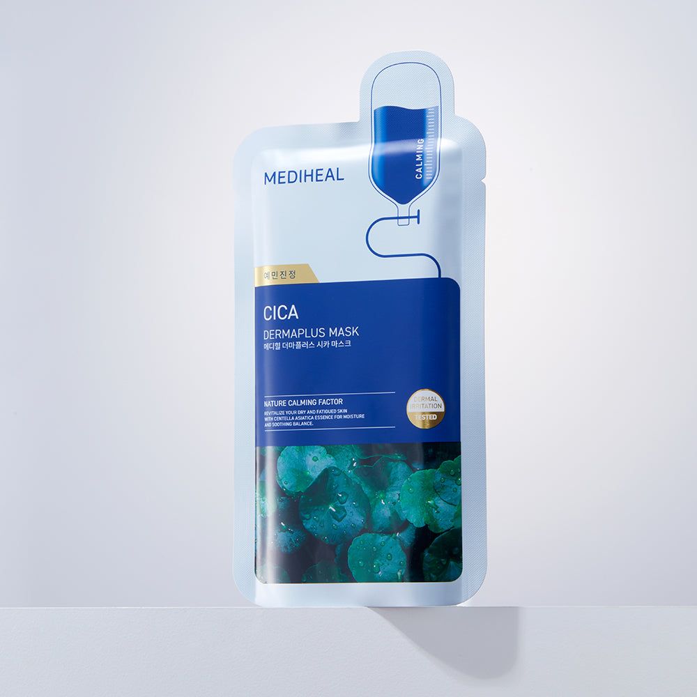 Weiße Maskenverpackung mit blauem Streifen. Text: MEDIHEAL, CICA DERMAPLUS MASK. Abbildung von grünen Blättern. Mit Tropfendesign.
