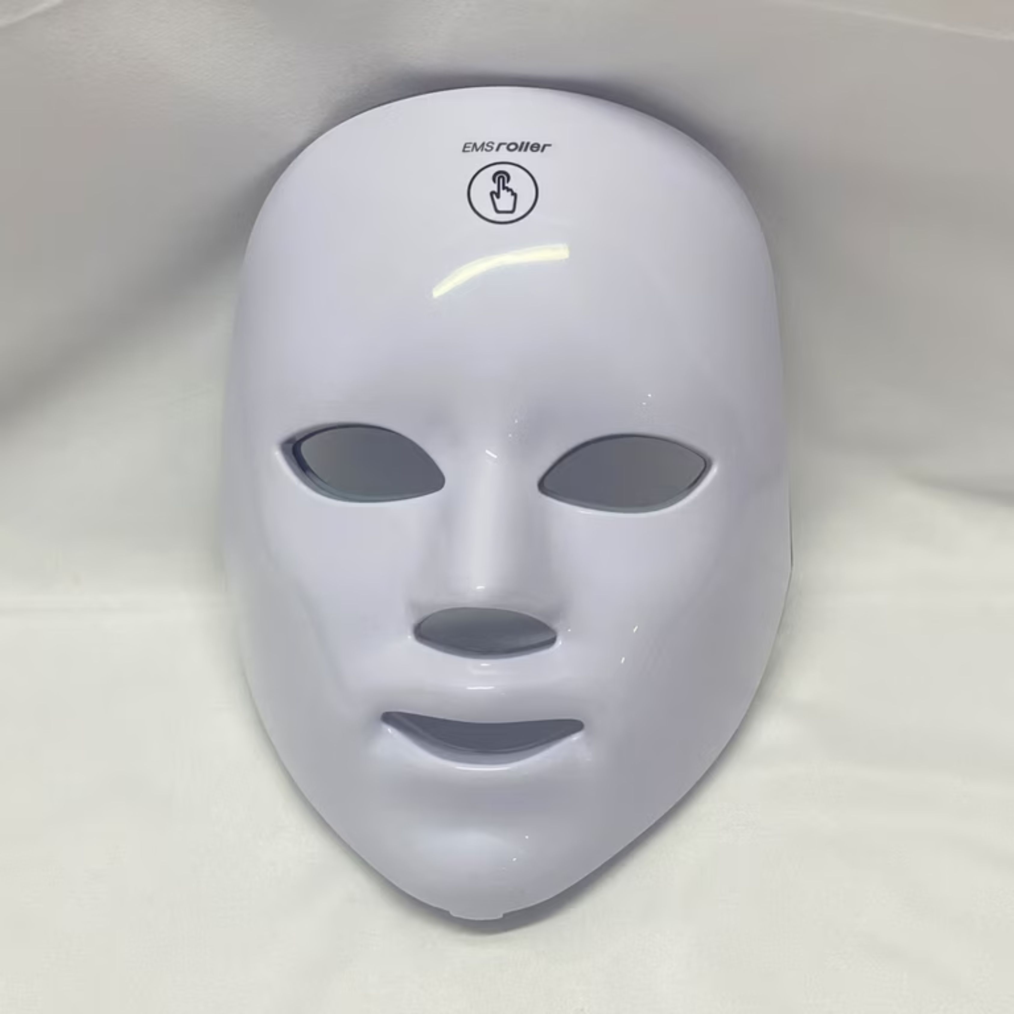 Weißes Gesichtsmaske-Design mit Aussparungen für Augen, Nase und Mund. Oberseite mit Logo.