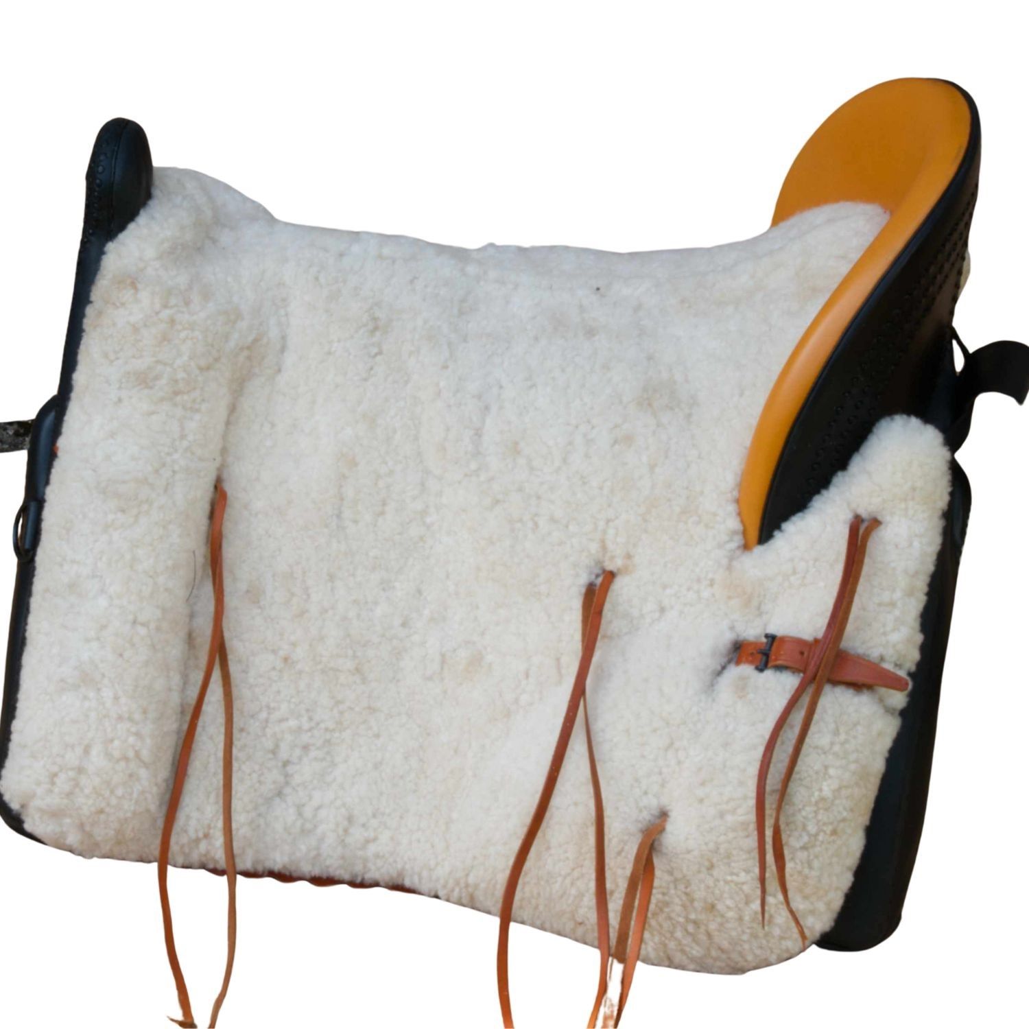Sattel mit weißem Fellfutter, schwarzem Leder und braunen Riemen. Draufsicht. Isoliert auf weißem Hintergrund.