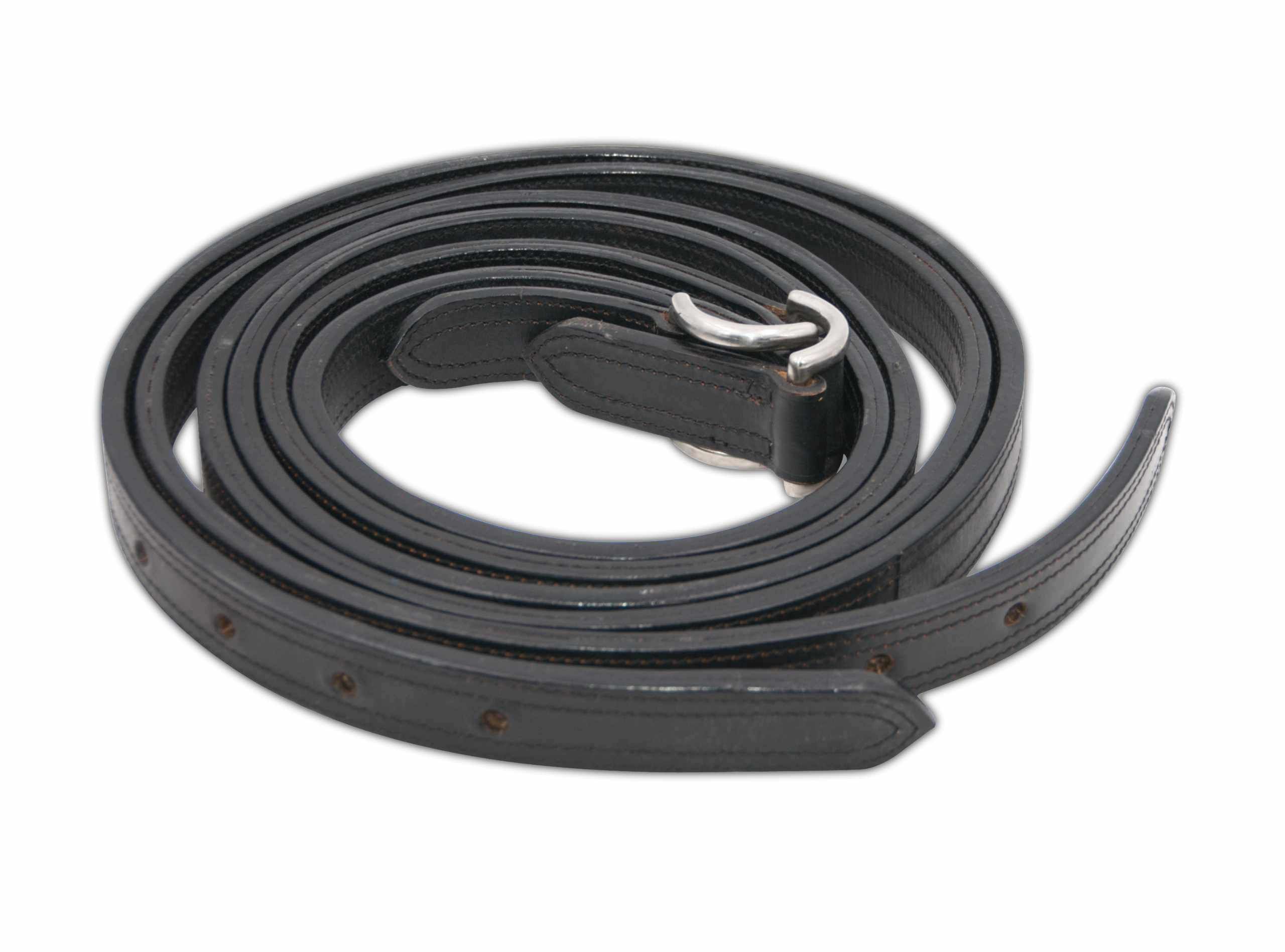 Aufgerollter schwarzer Lederriemen mit D-Ring und Löchern.