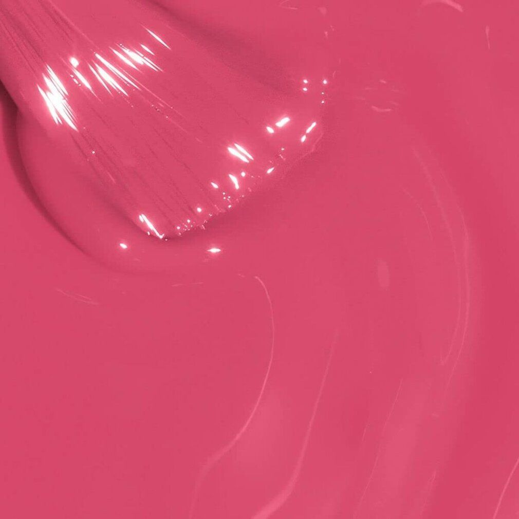 Pinsel taucht in rosafarbenen Nagellack ein. Glänzende Textur, Nahaufnahme.