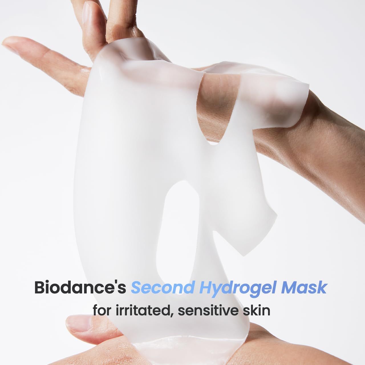 Hände halten eine transparente Gesichtsmaske. Text: Biodance's Second Hydrogel Mask for irritated, sensitive skin. Weißer Hintergrund.