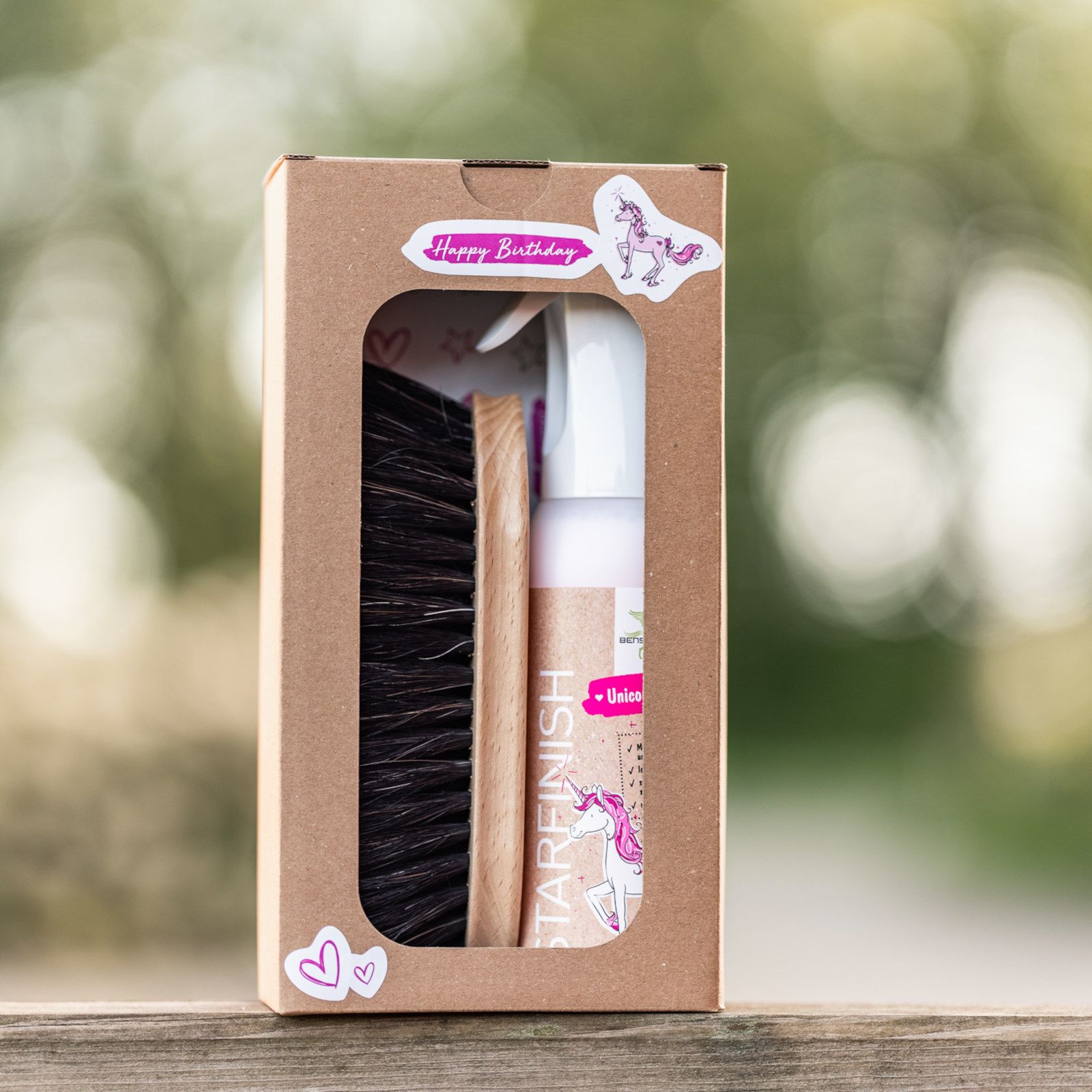 Geschenkset in Kartonverpackung. Enthält Bürste, Reiniger und Zubehör. Starfinish Unicorn-Edition ist auf dem Reiniger sichtbar.