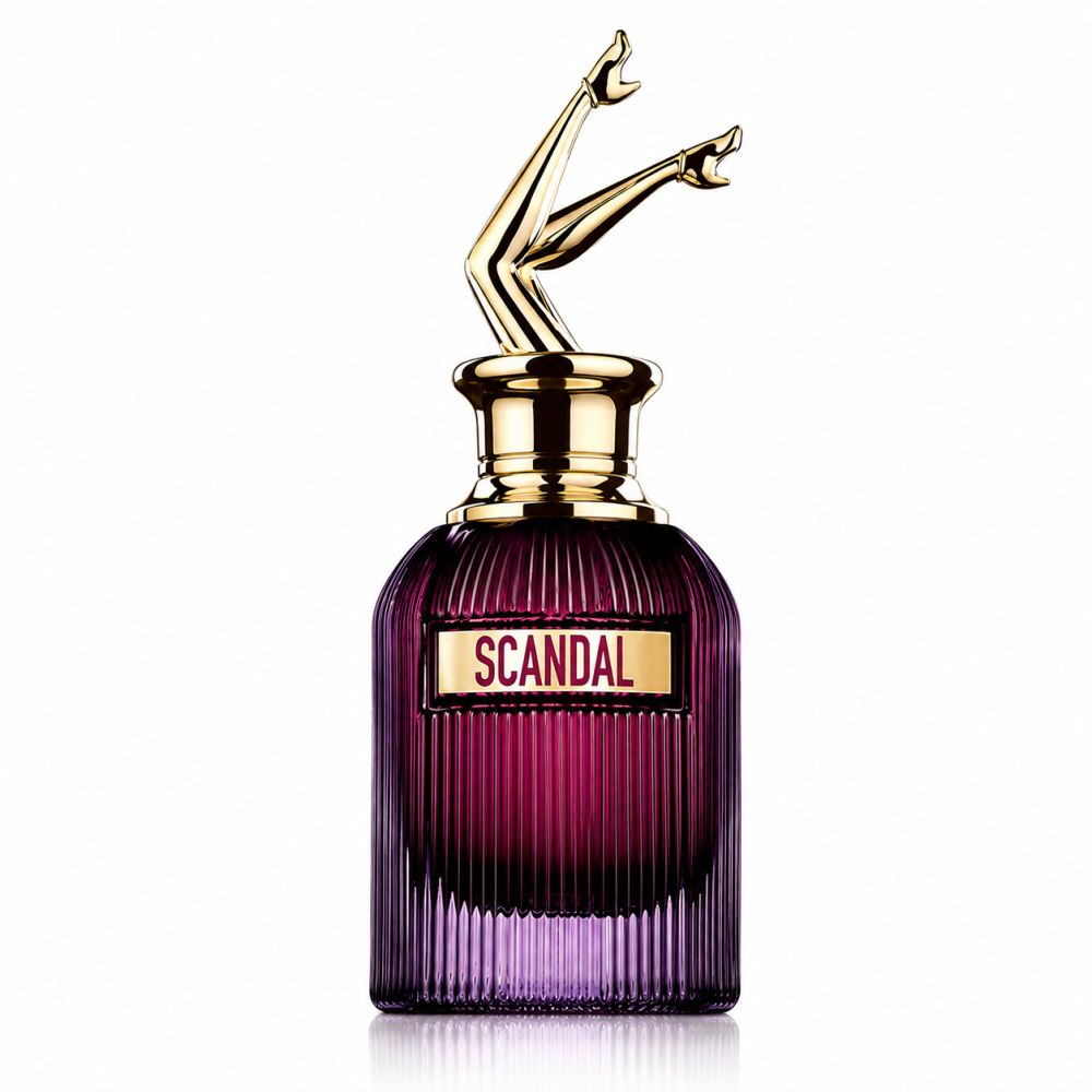 Lila gerippte Glasflasche mit goldenem Deckel in Form von Beinen. "SCANDAL"-Etikett.