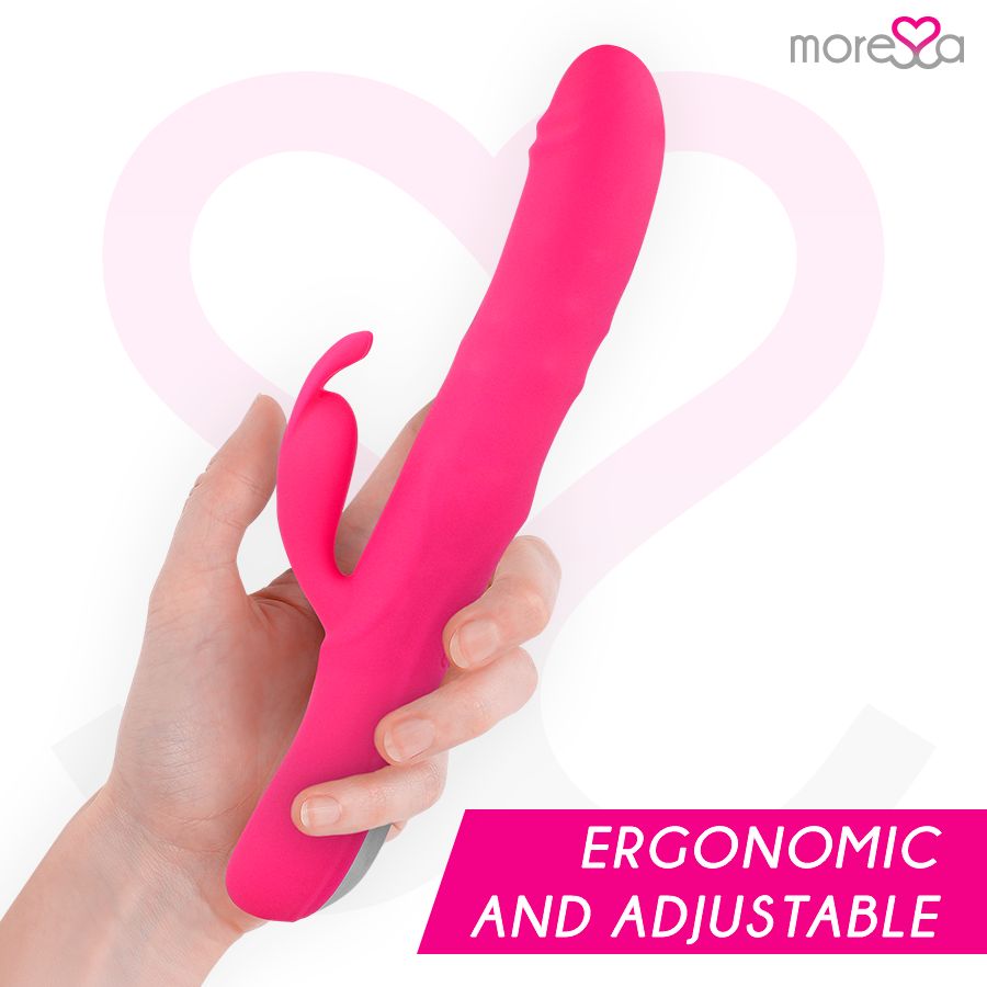 Rosa Vibrator in einer Hand gehalten. Text: ERGONOMIC AND ADJUSTABLE. Marke: more❤sa.
