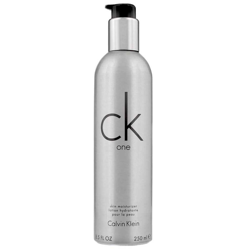 Silberne Flasche mit Pumpspender, CK One Logo und Calvin Klein Schriftzug.