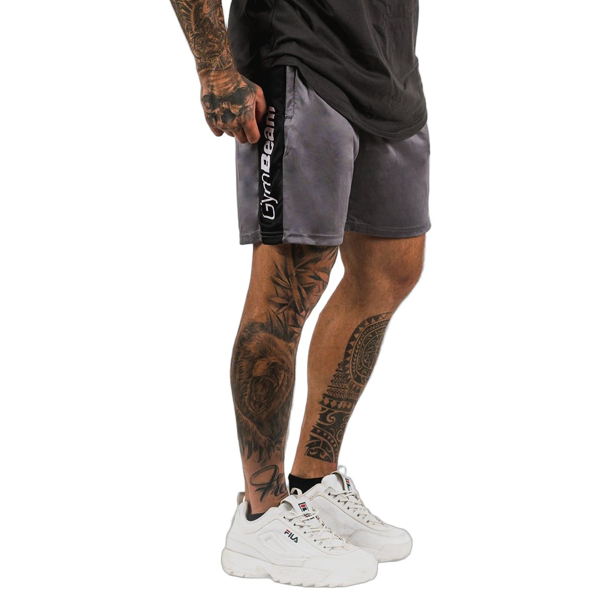 Graue GymBeam Herren Shorts mit seitlichem schwarzen Streifen und weißem Logo.