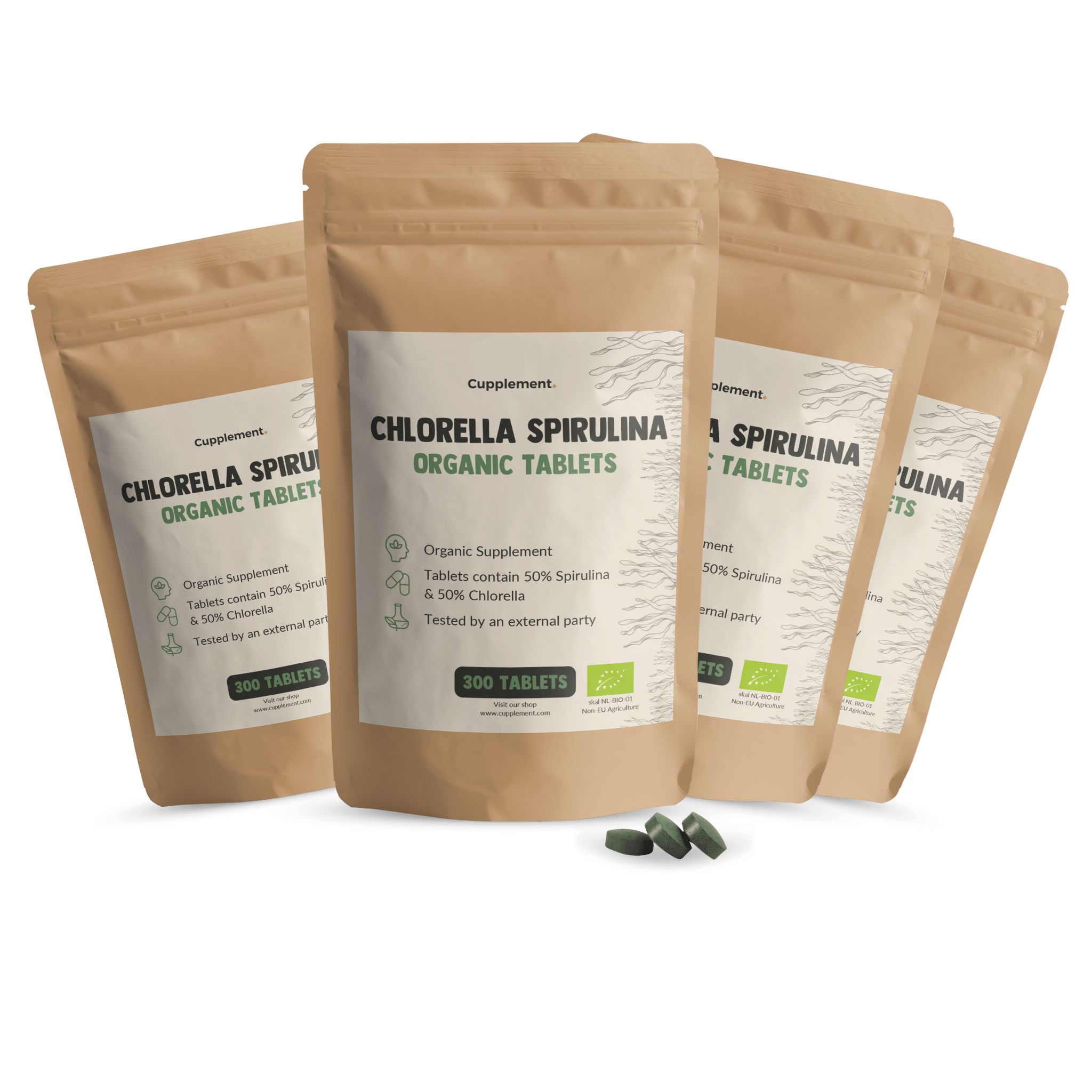 Vier Beutel mit Tabletten. Aufschrift: Chlorella Spirulina Organic Tablets. 300 Tabletten. Grünliche Tabletten liegen daneben.