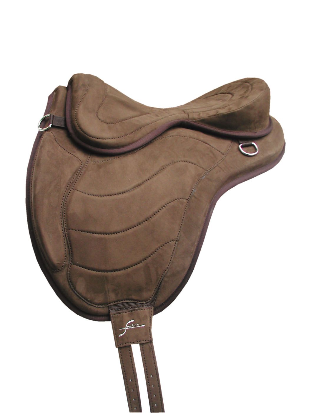 Brauner, baumloser Sattel. Wellenförmige Steppung. Metallringe und Gurte. Logo 'Freeform'.