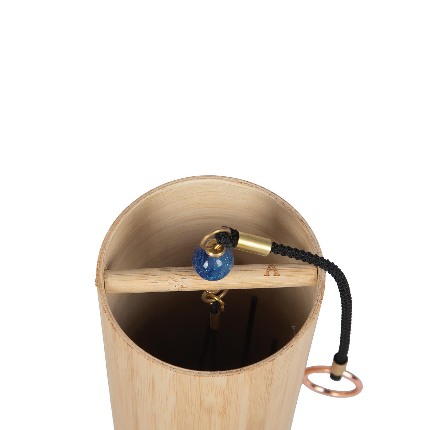 Nahaufnahme des Bambus-Klangspiels. Sichtbar sind eine blaue Kugel, ein Ring und ein Holzstab im Inneren.