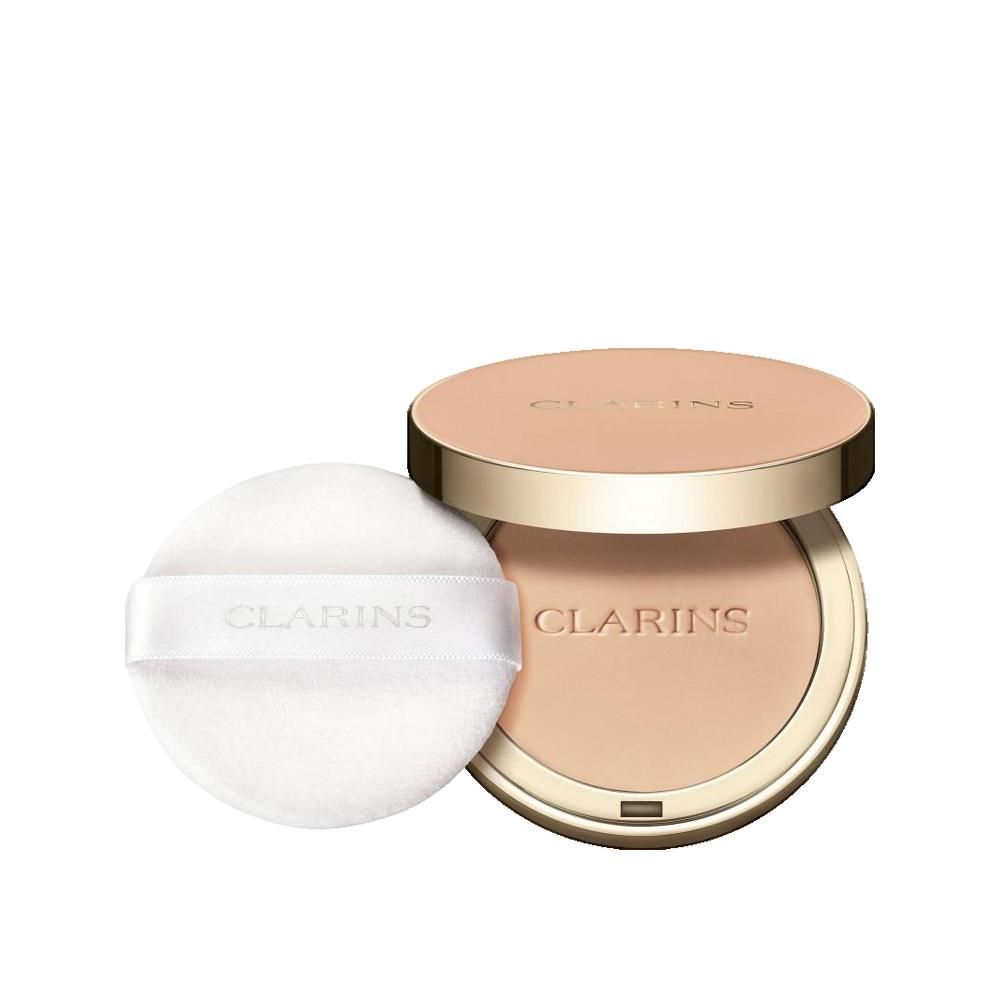 Kompaktpuder mit Spiegel und Applikator. Goldfarbener Deckel mit Schriftzug. Puder in hellem Farbton. Applikator mit Band und Schriftzug.